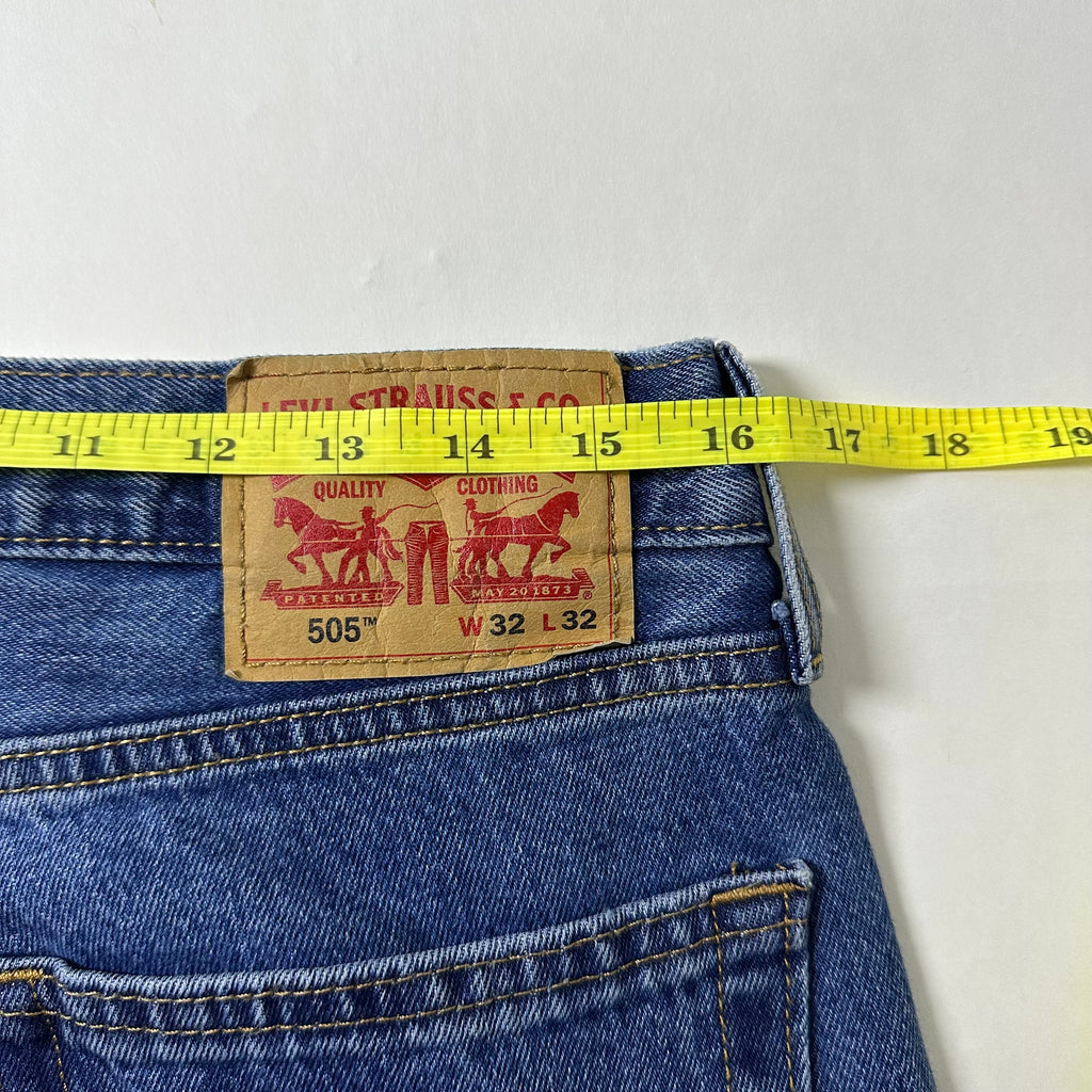 Levi’s 505 Regular Straight Fit Jeans in Medium Stonewash (Size 32)