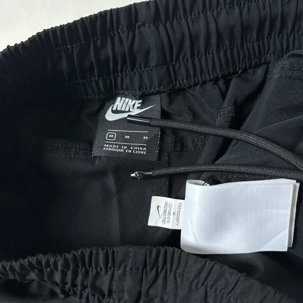 Nike Cargo Shorts in Black (Size 28-34)