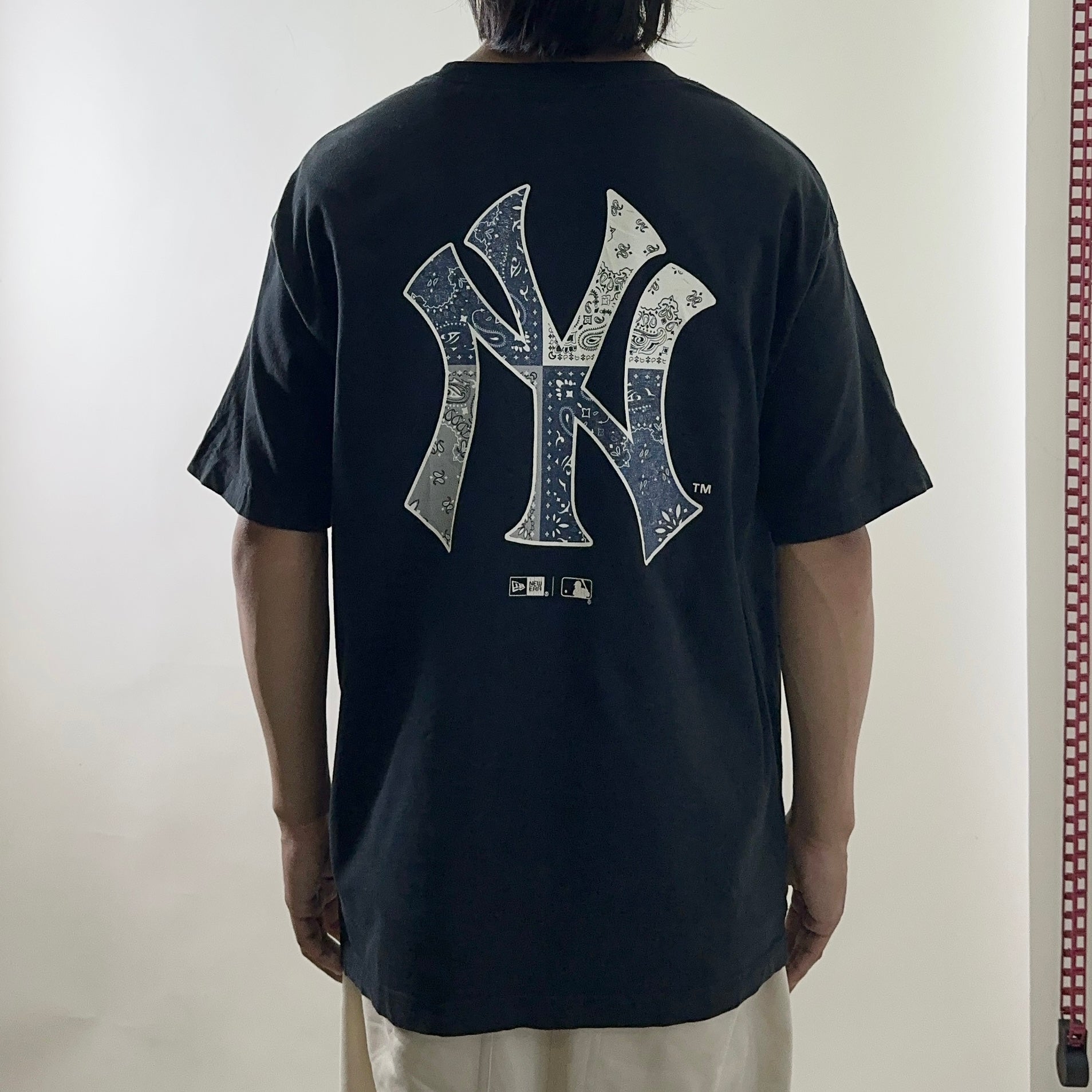 New Era MLB Paisley T-shirt New York Yankees Logo Black Medium (Fits Large)