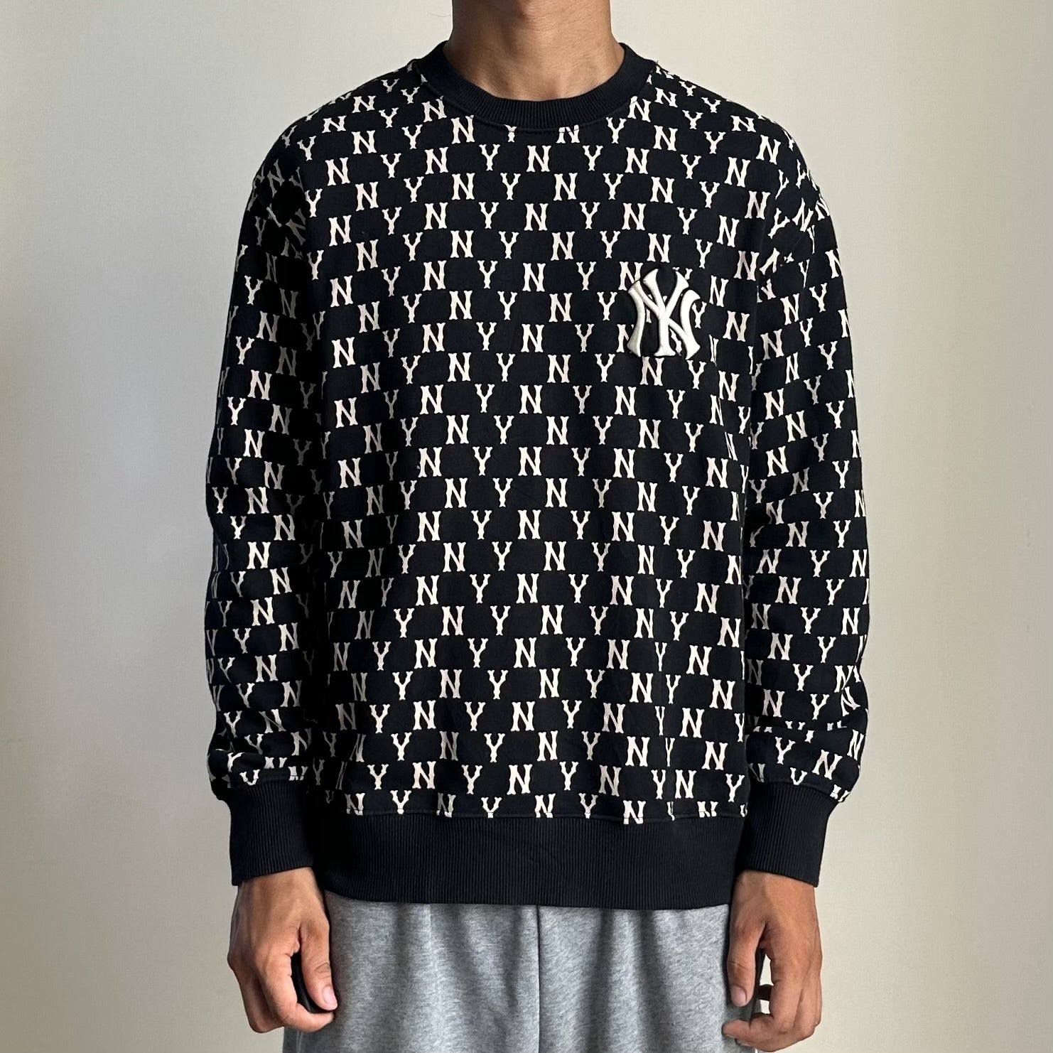 MLB NY Yankees Monogram Crewneck Sweatshirt in Black Small on tag (Best Fit Medium)