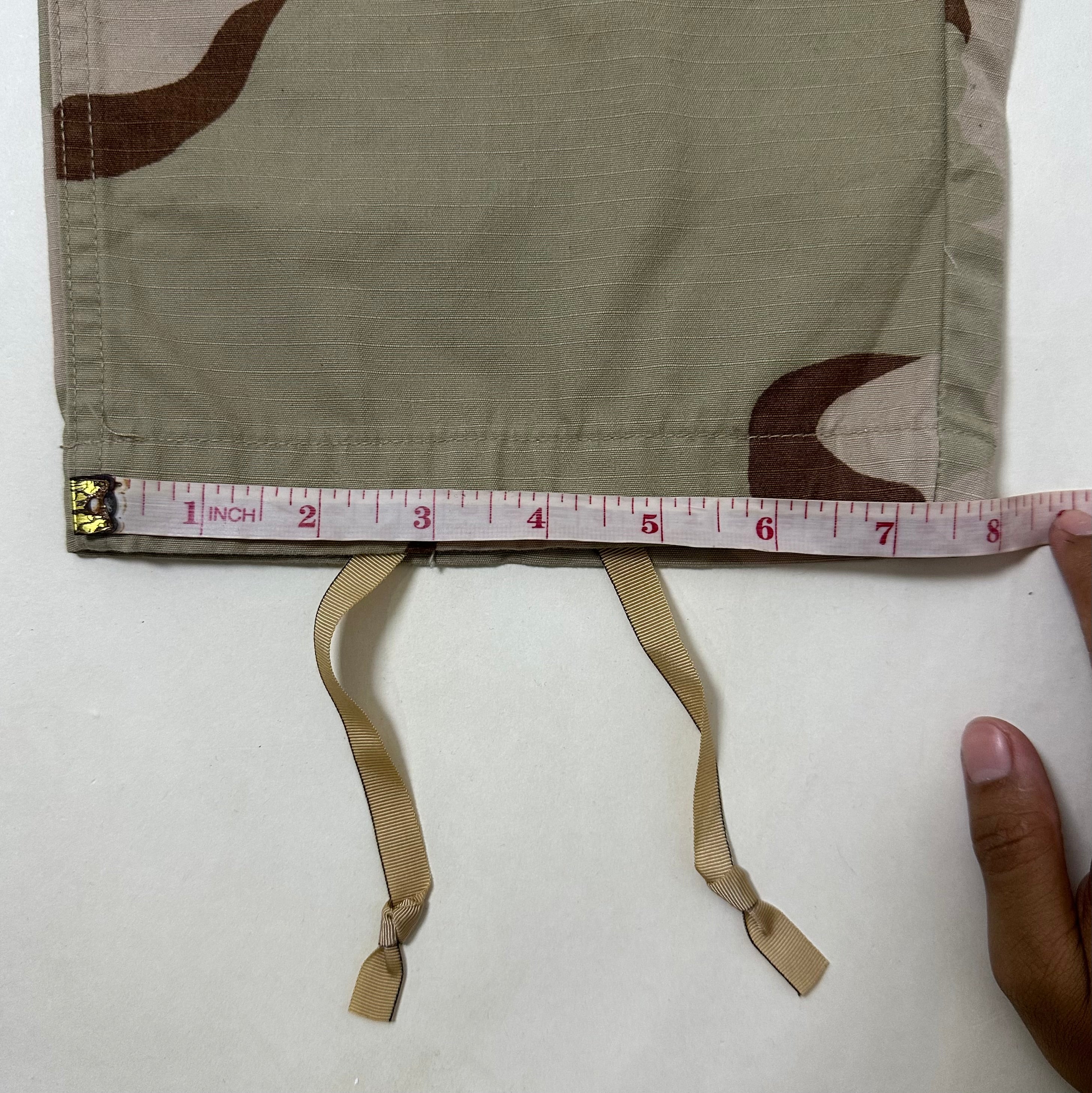 U.S. Cargo Combat Pants in Desert Camo pattern Size Small (27-31)