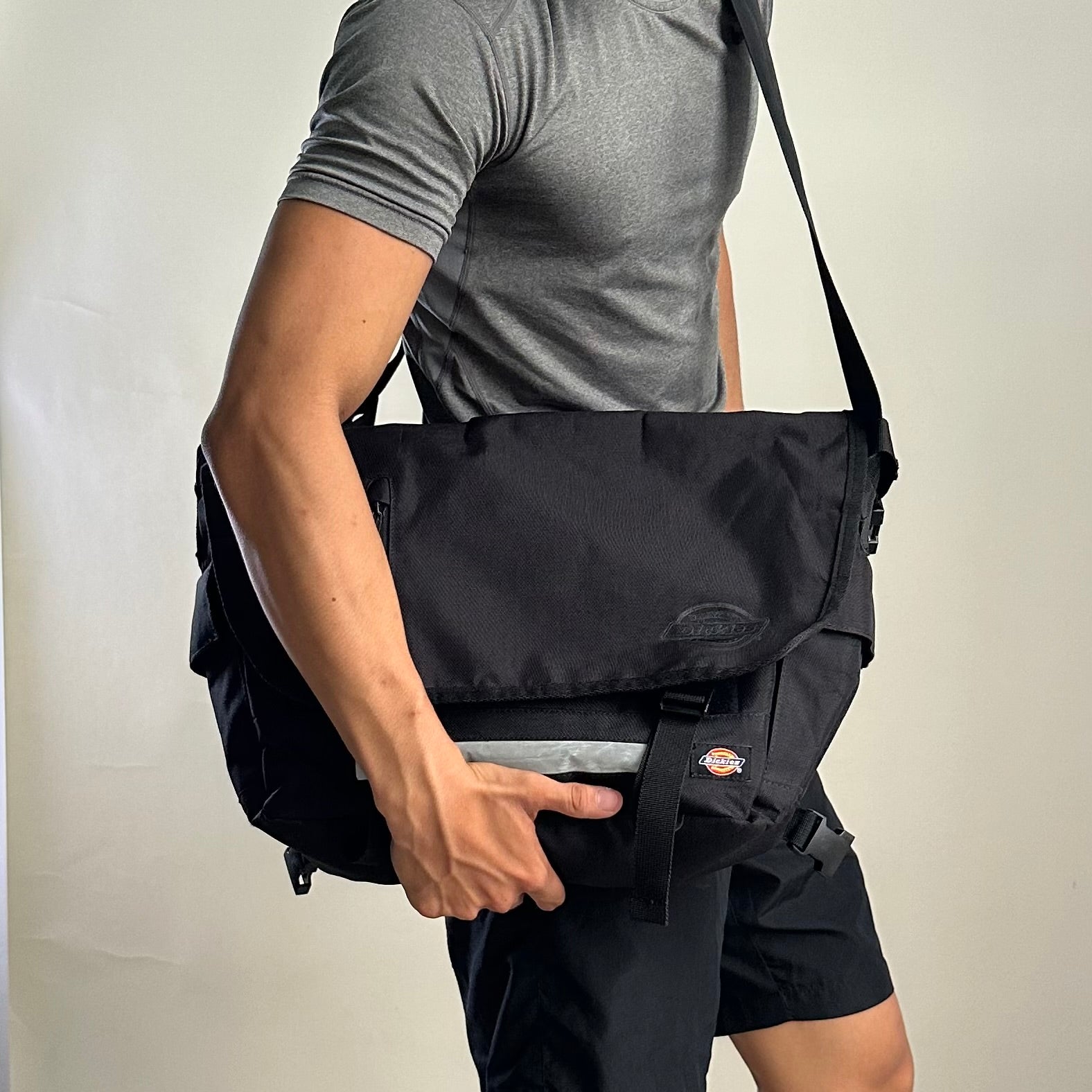 Dickies Messenger Bag in Black