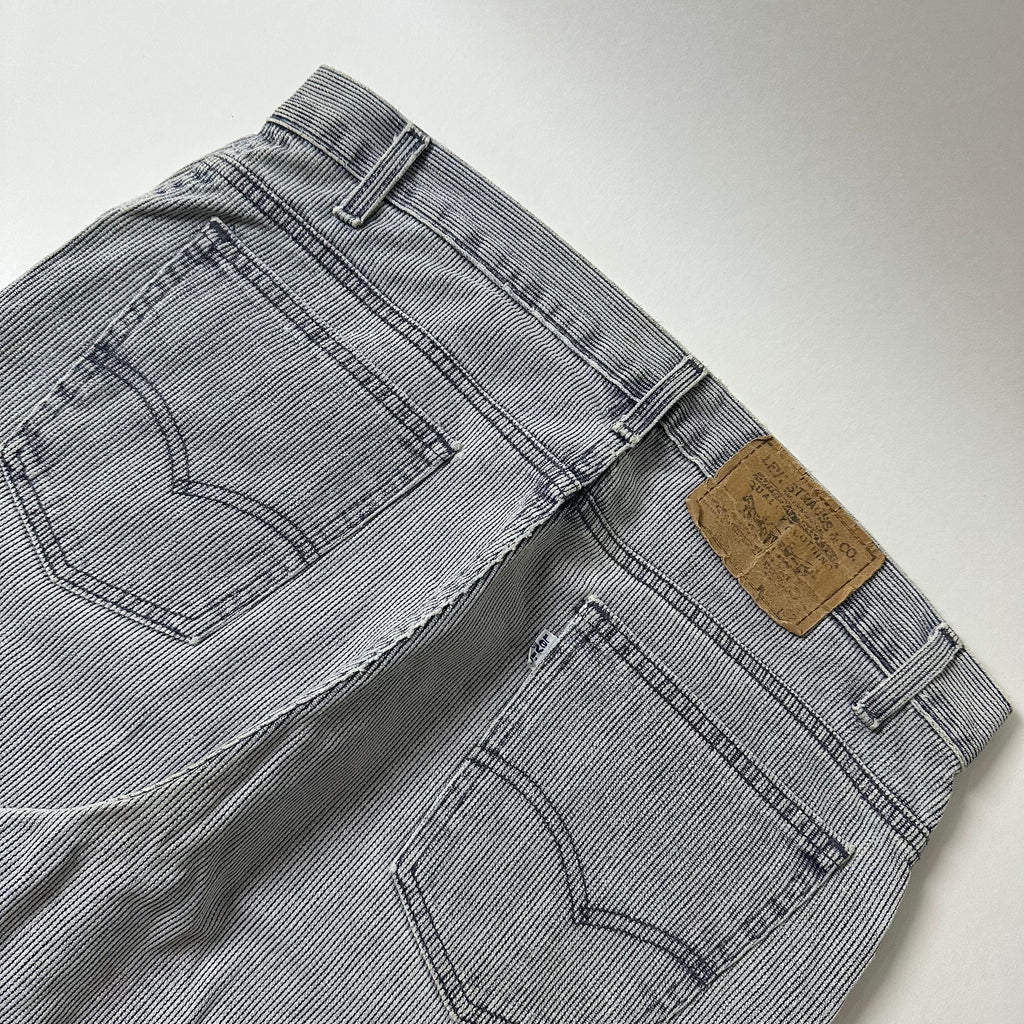 Vintage Levi’s 550 Relaxed Tapered Fit Corduroy Jeans in Gray (Size 34)