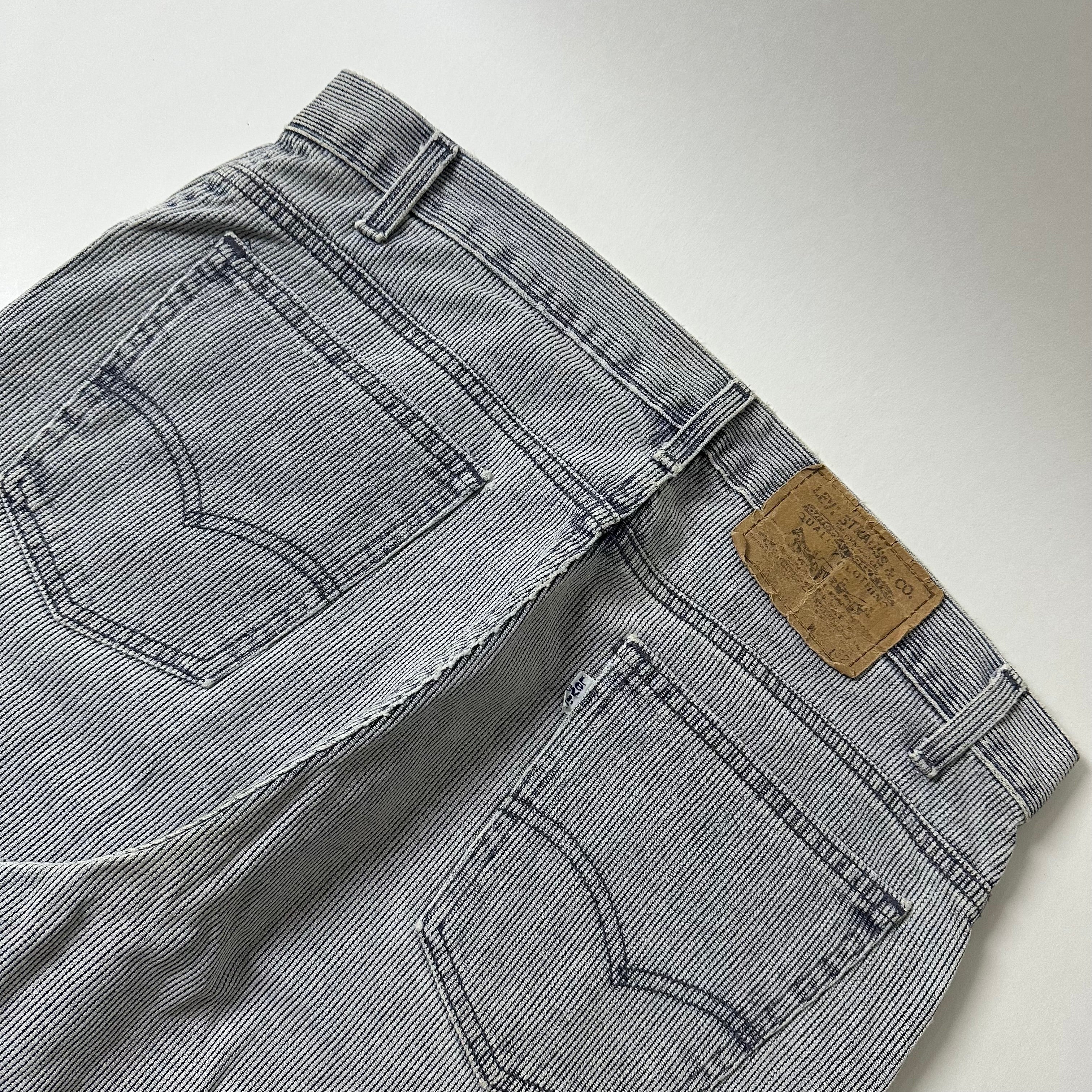 Vintage Levi’s 550 Relaxed Tapered Fit Corduroy Jeans in Gray (Size 34)