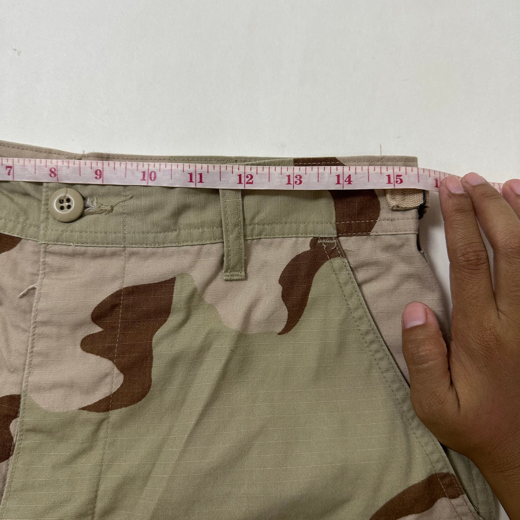 U.S. Cargo Combat Pants in Desert Camo pattern Size Small (27-31)