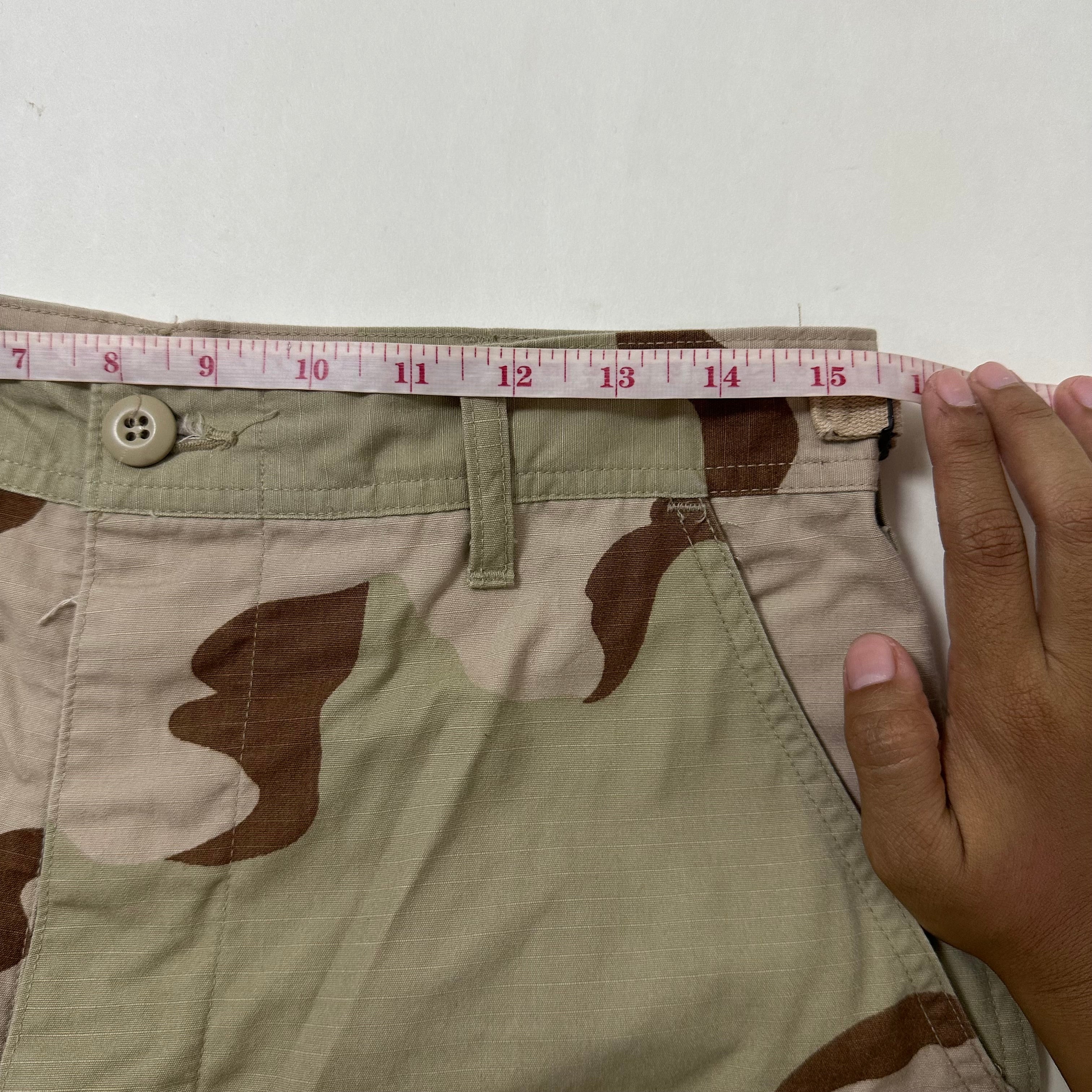 U.S. Cargo Combat Pants in Desert Camo pattern Size Small (27-31)