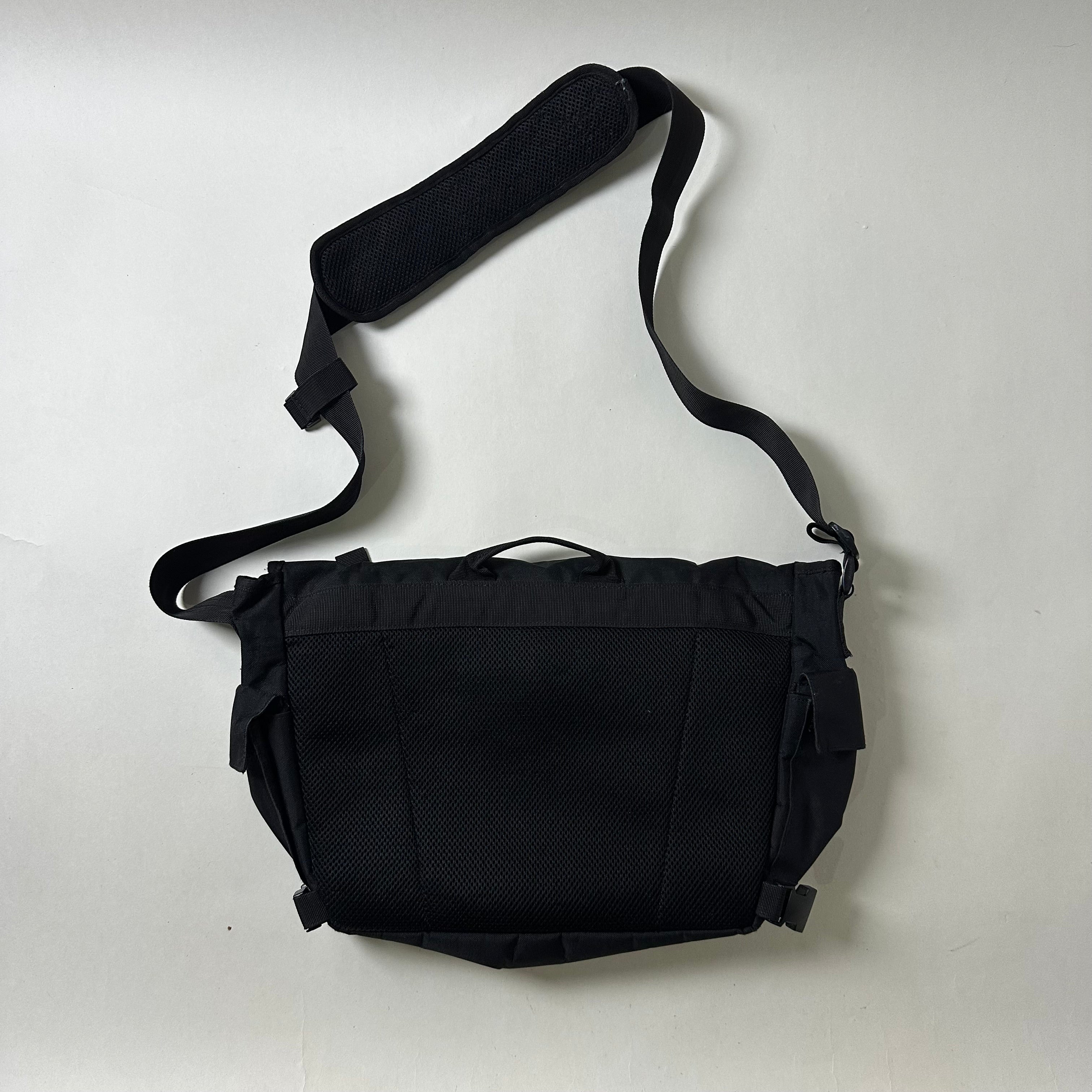 Dickies Messenger Bag in Black