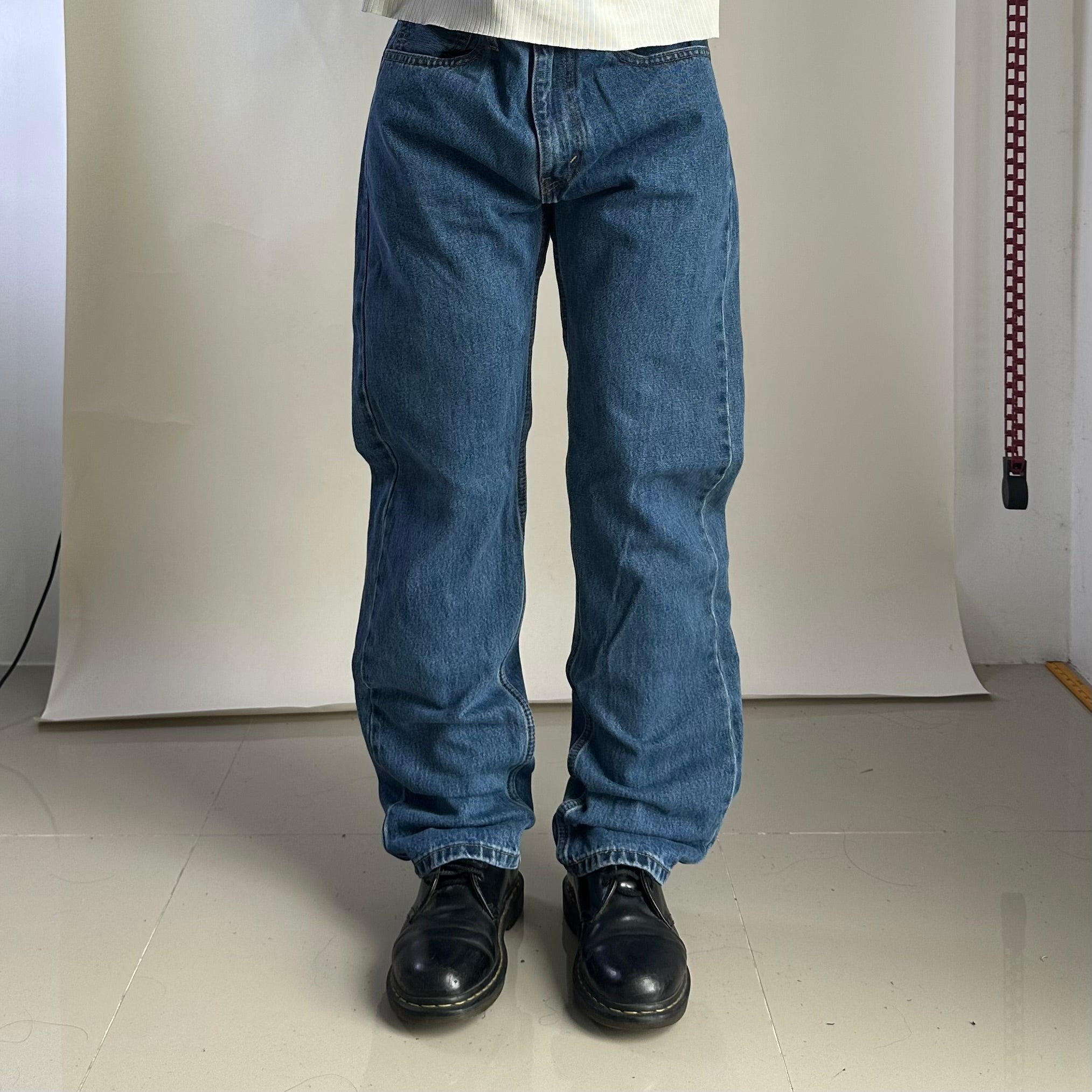 Levi’s 505 Regular Straight Fit Jeans in Medium Stonewash (Size 32)