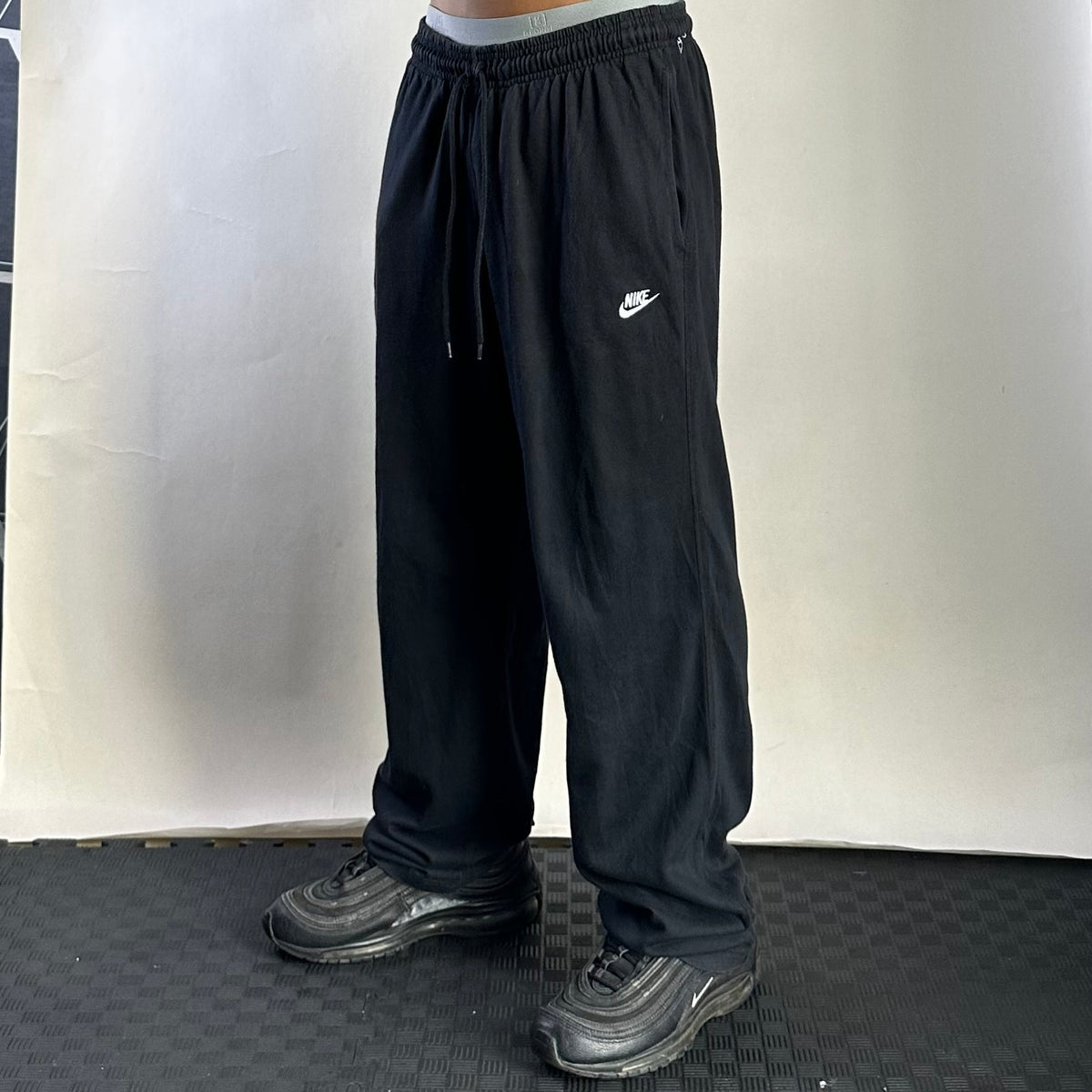 Nike Loose Fit Sweatpants in Black (Size 30-38)
