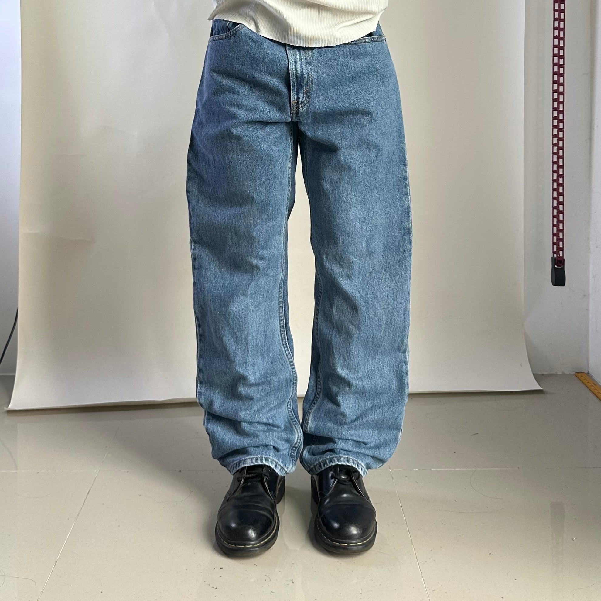 Vintage 2006 Levi’s 505 Regular Straight Fit in Medium Stonewash (Size 33)