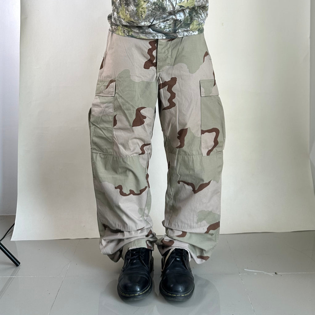 U.S. Cargo Combat Pants in Desert Camo pattern Size Small (27-31)
