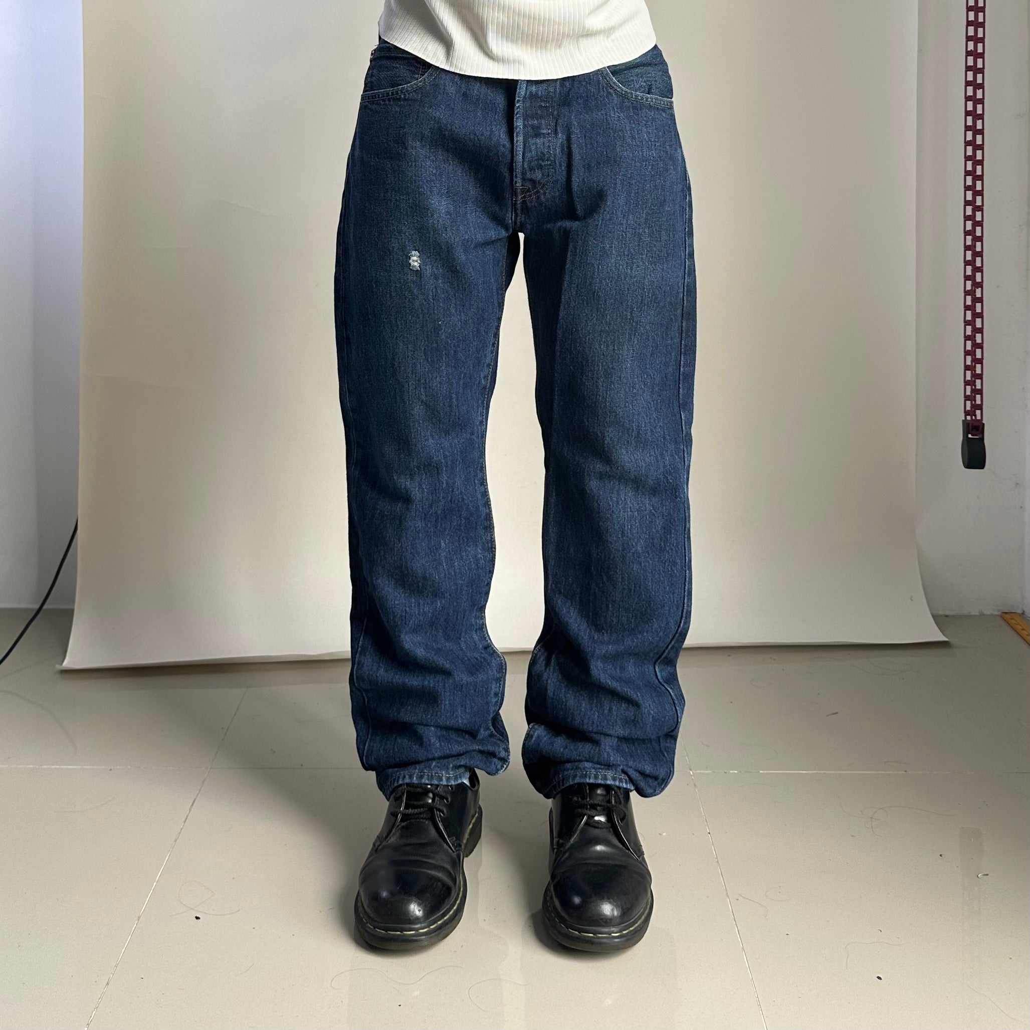 Levi’s 501 Original Fit Jeans Extended Patch Button Fly in Rinse Dark Wash (Size 32)
