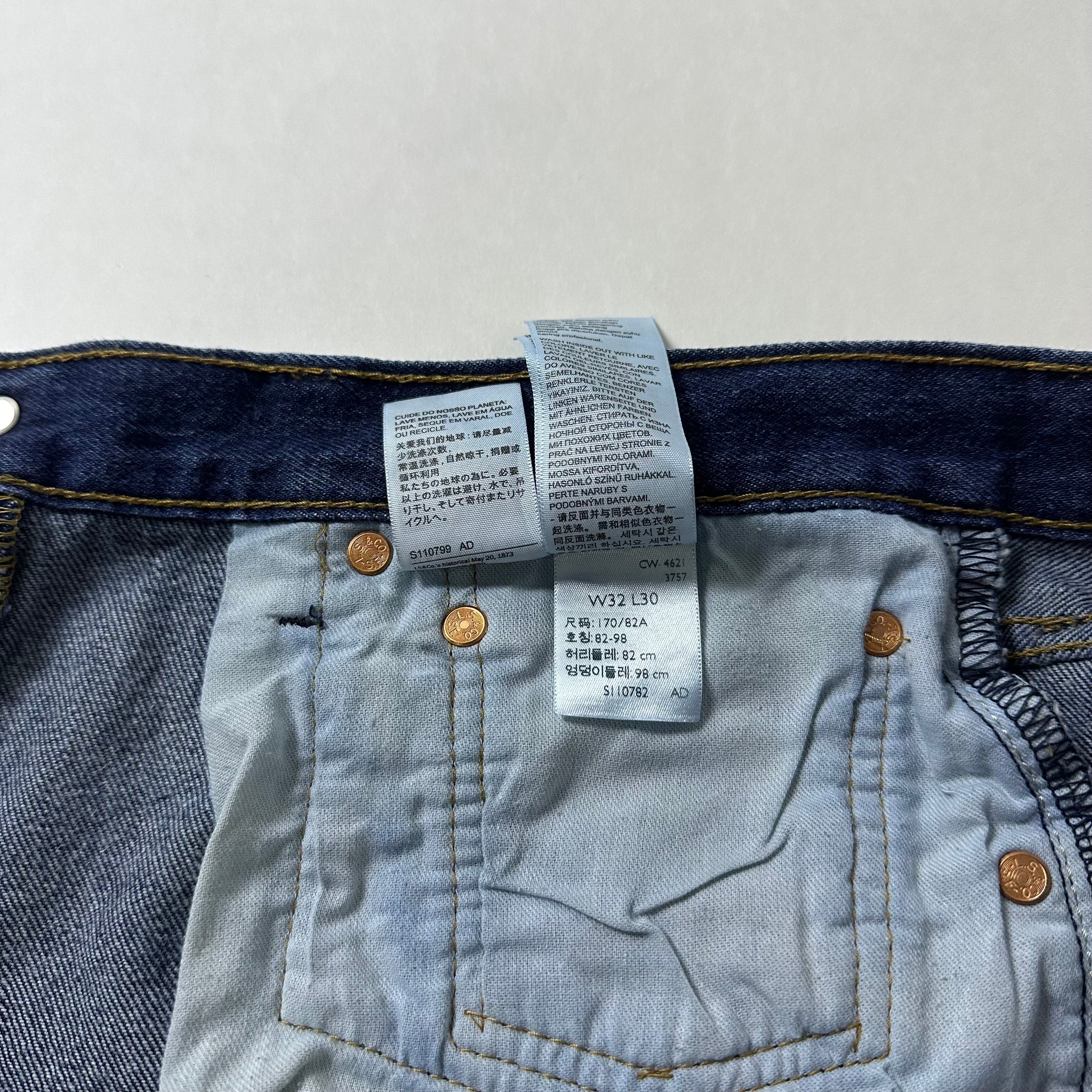 Levi’s 501 Original Fit Jeans Extended Patch Button Fly in Rinse Dark Wash (Size 32)