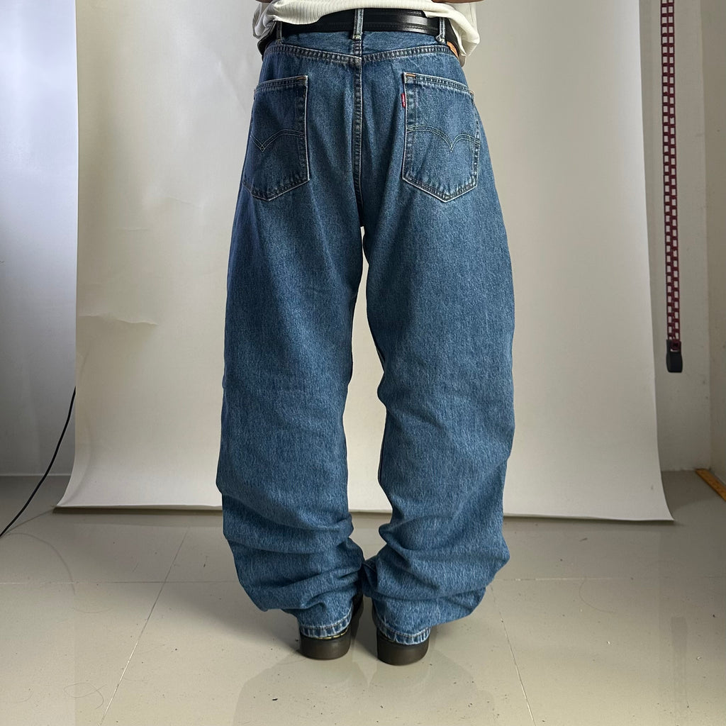 Levi’s 505 Regular Straight Fit Jeans in Medium Stonewash (Size 38)