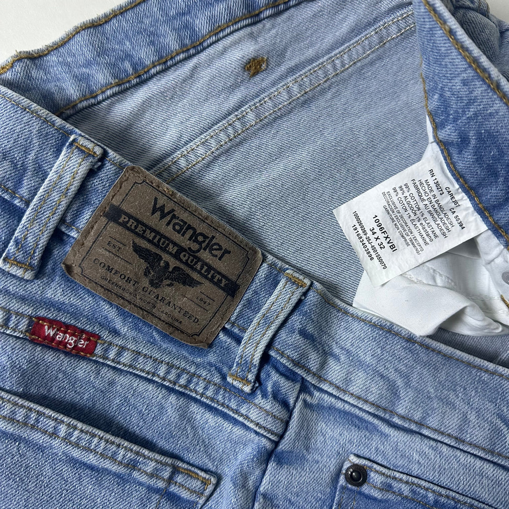 Wrangler Regular Fit Jeans with Flex in Light Wash (Size 34)