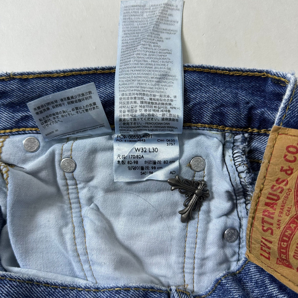 Levi’s 550 Relaxed Fit Jeans in Medium Stonewash (Size 32)