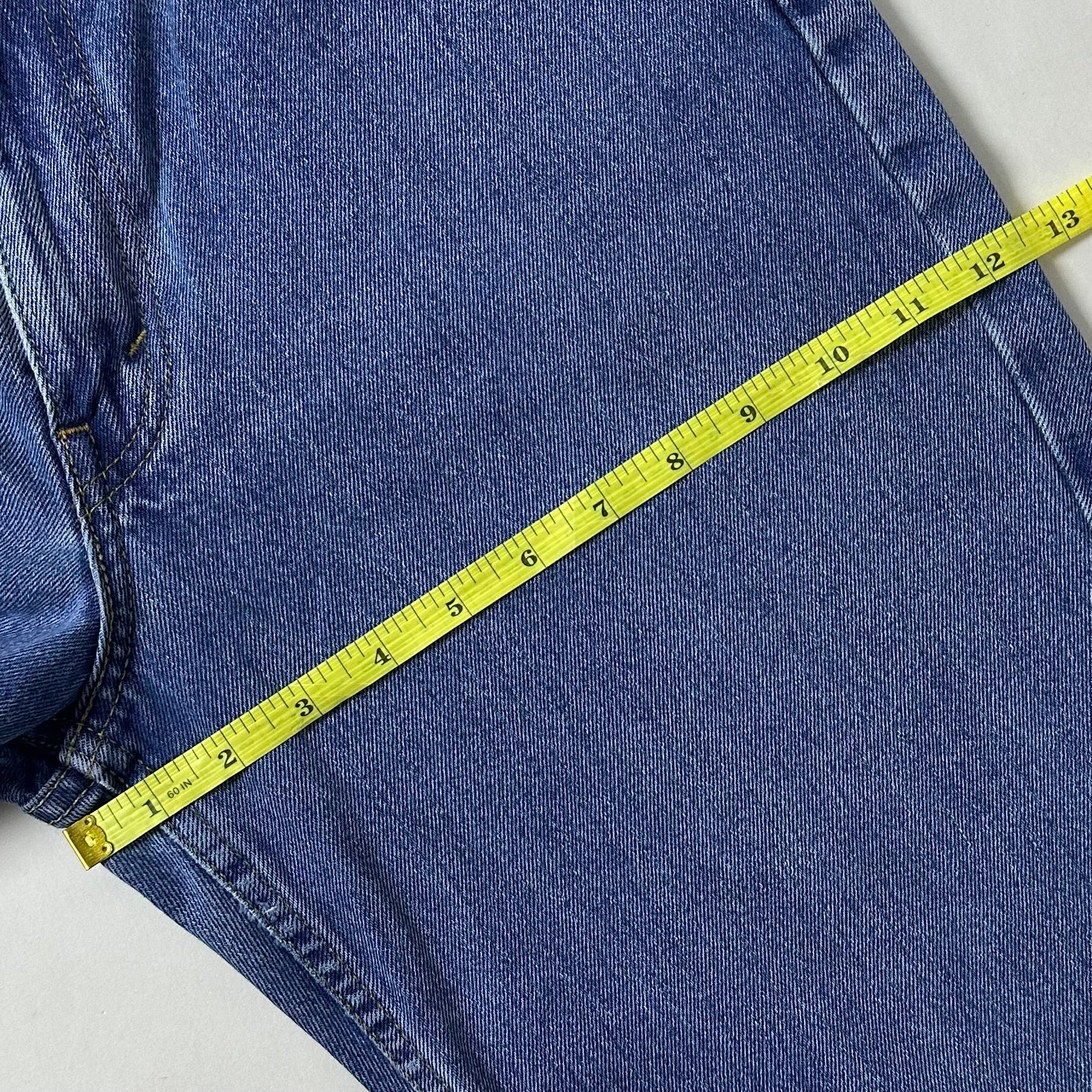 Levi’s 550 Relaxed Fit Jeans in Medium Stonewash (Size 30)