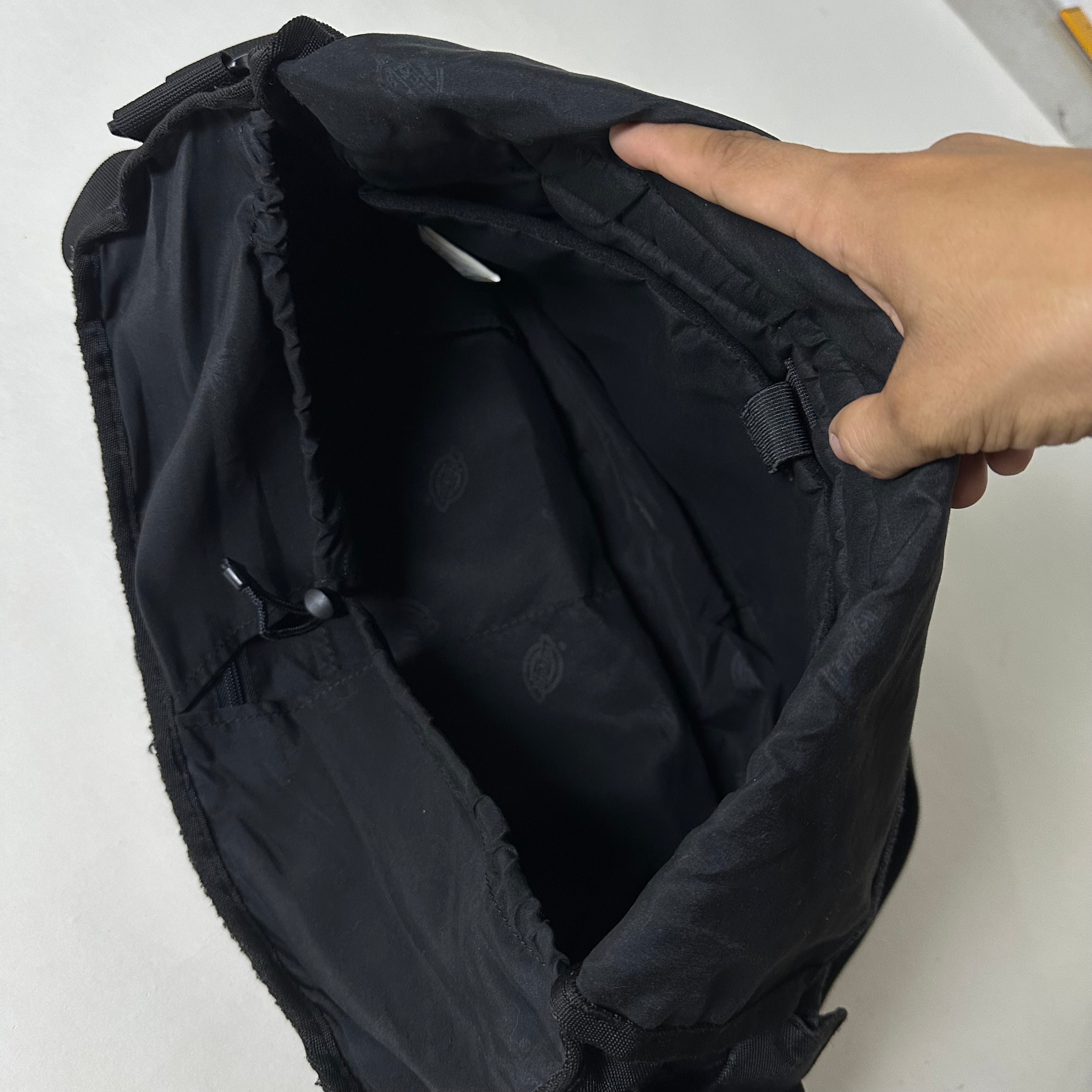Dickies Messenger Bag in Black