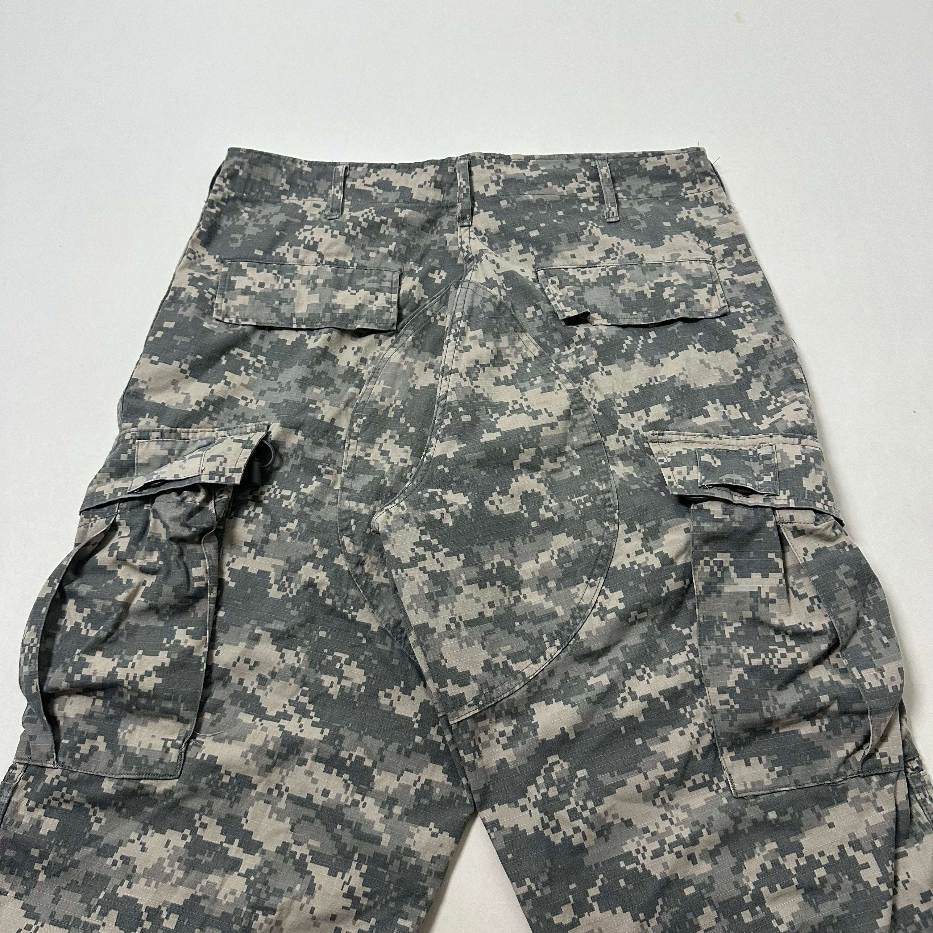 U.S. Army Combat Uniform Pants (ACU) in Universal Camouflage Pattern Size M (31-35)