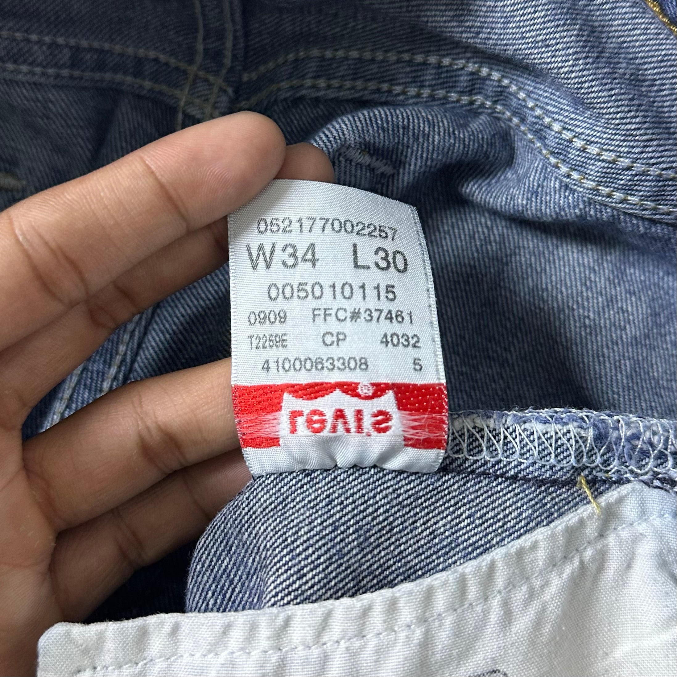 Levi’s 501 Original Fit Jeans Button Fly in Rinse Dark Wash (Size 34)