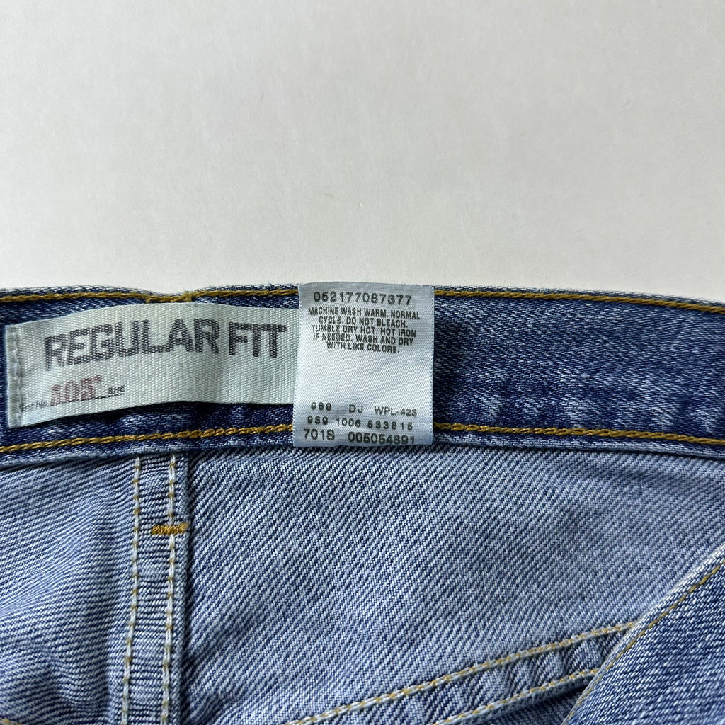 Vintage 2006 Levi’s 505 Regular Straight Fit in Medium Stonewash (Size 33)