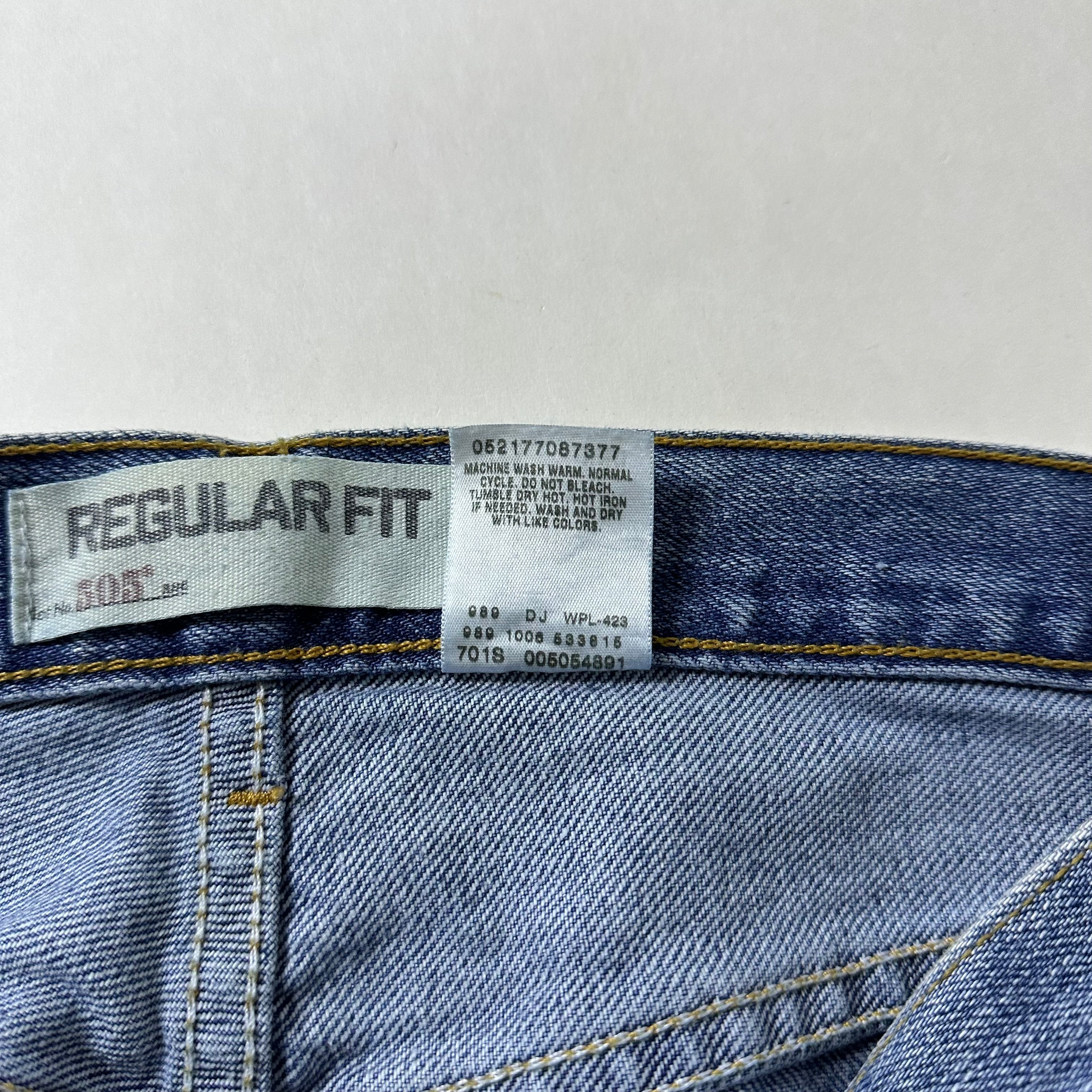 Vintage 2006 Levi’s 505 Regular Straight Fit in Medium Stonewash (Size 33)