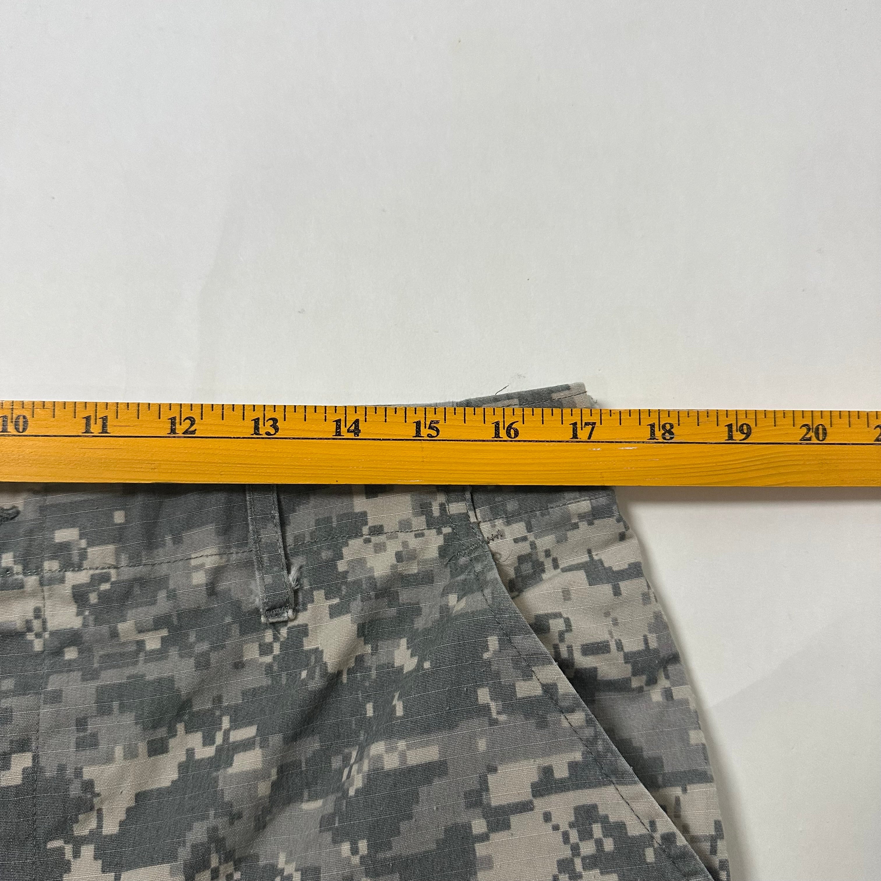 U.S. Army Combat Uniform Pants (ACU) in Universal Camouflage Pattern Size M (31-35)