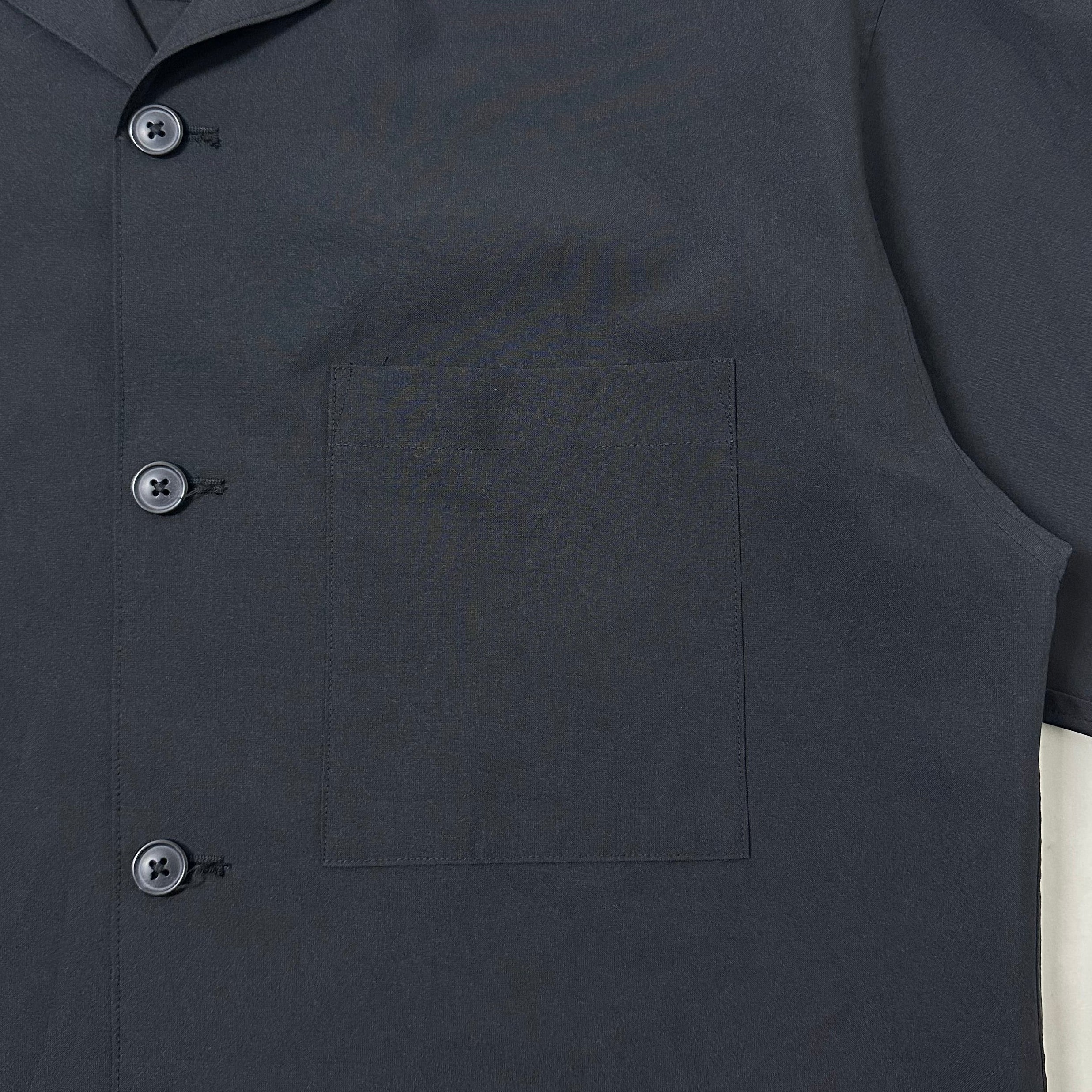 GU Open-collar Short Sleeve Shirt Black Size Medium (Fits Large)