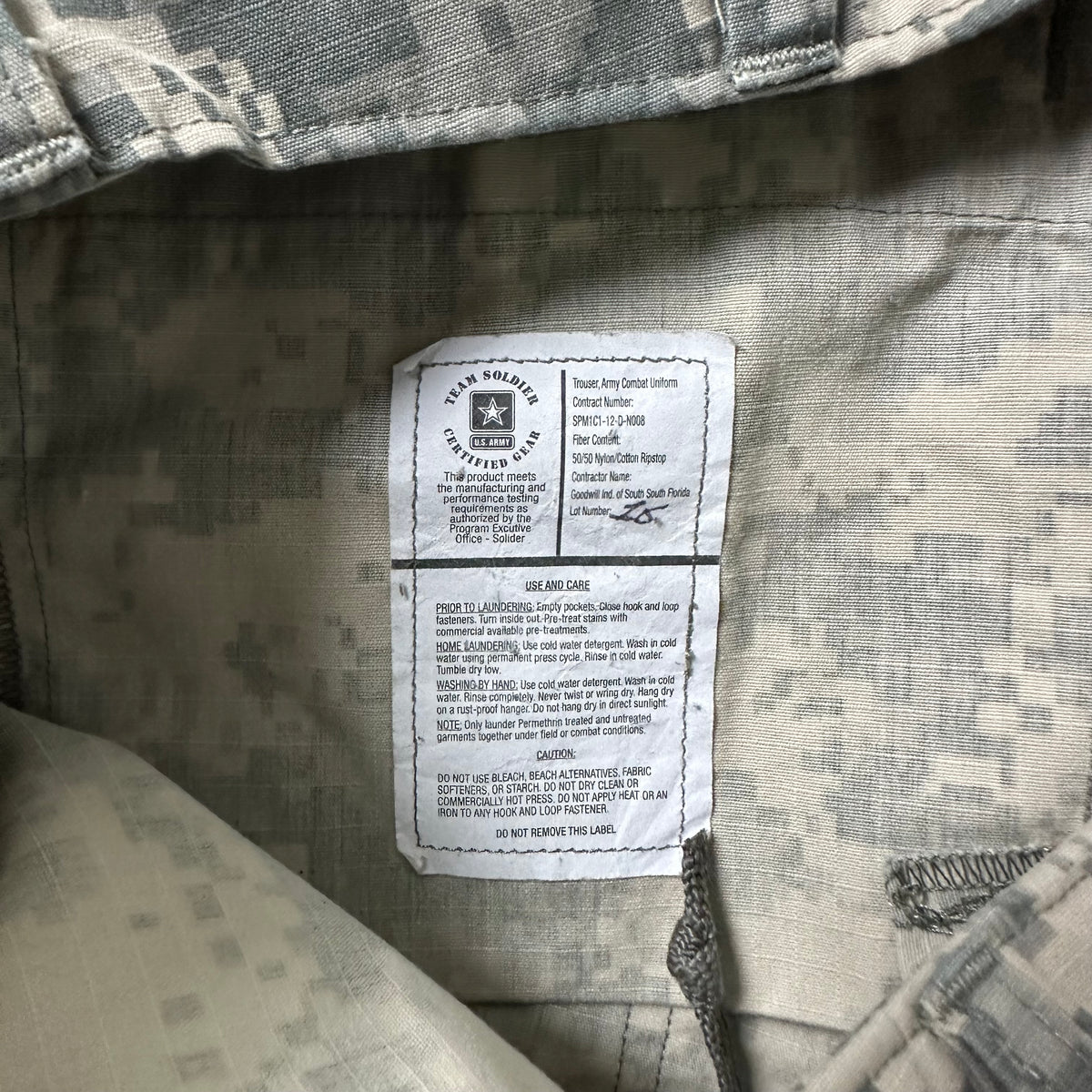 U.S. Army Universal Camouflage Cargo Pants (Size 27-31)