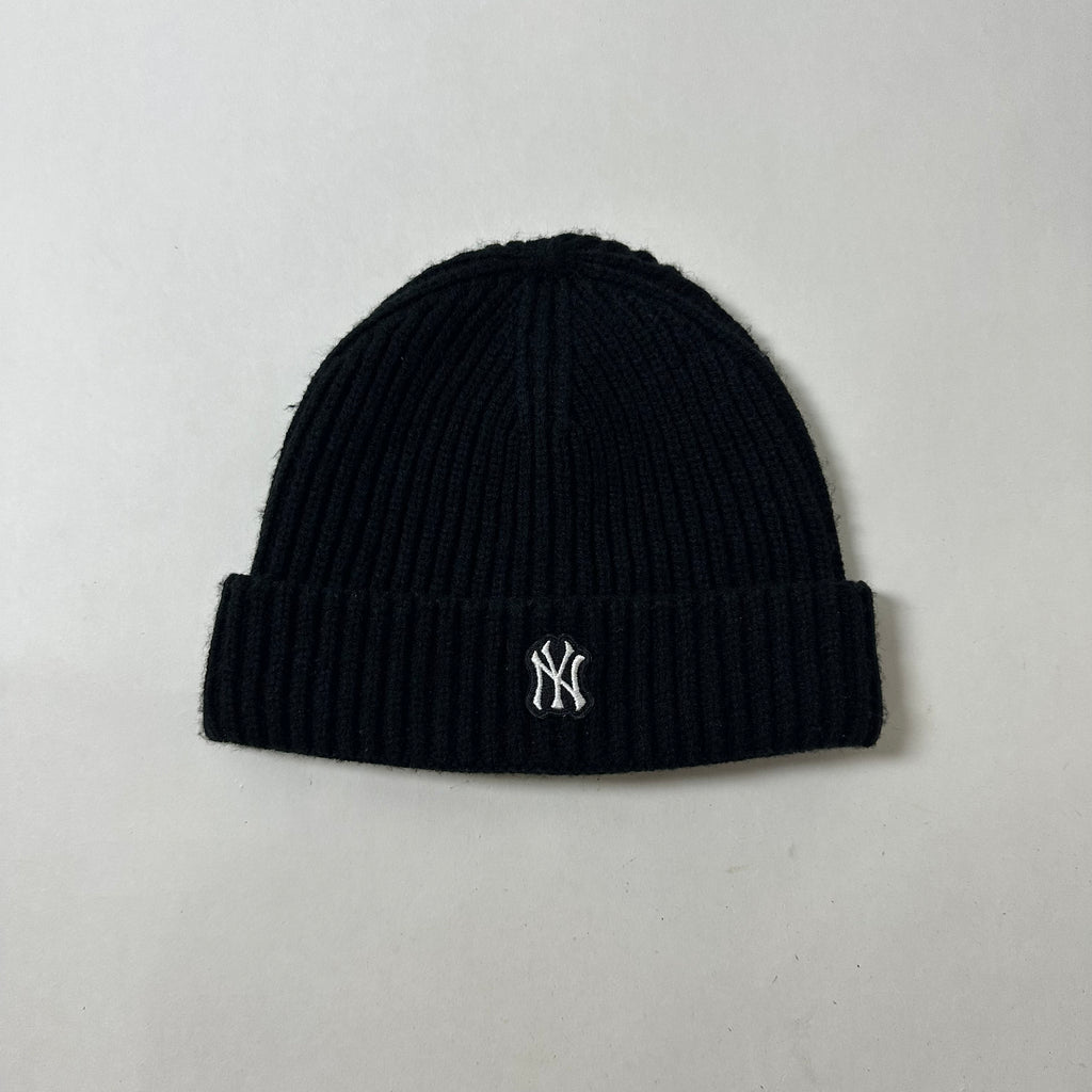 MLB NY Yankees Embroidered Logo Ribbed-knit Beanie in Black (One Size)