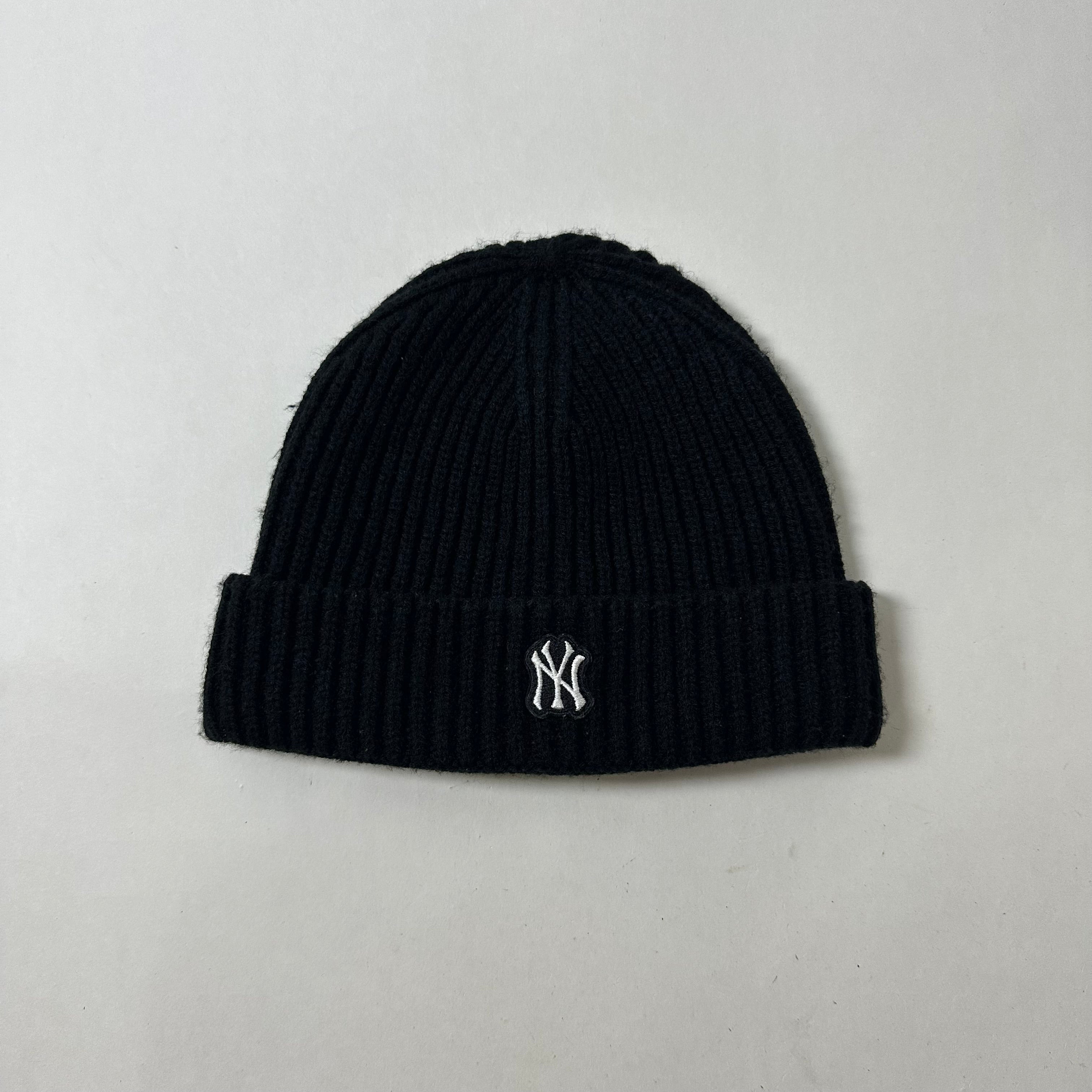 MLB NY Yankees Embroidered Logo Ribbed-knit Beanie in Black (One Size)