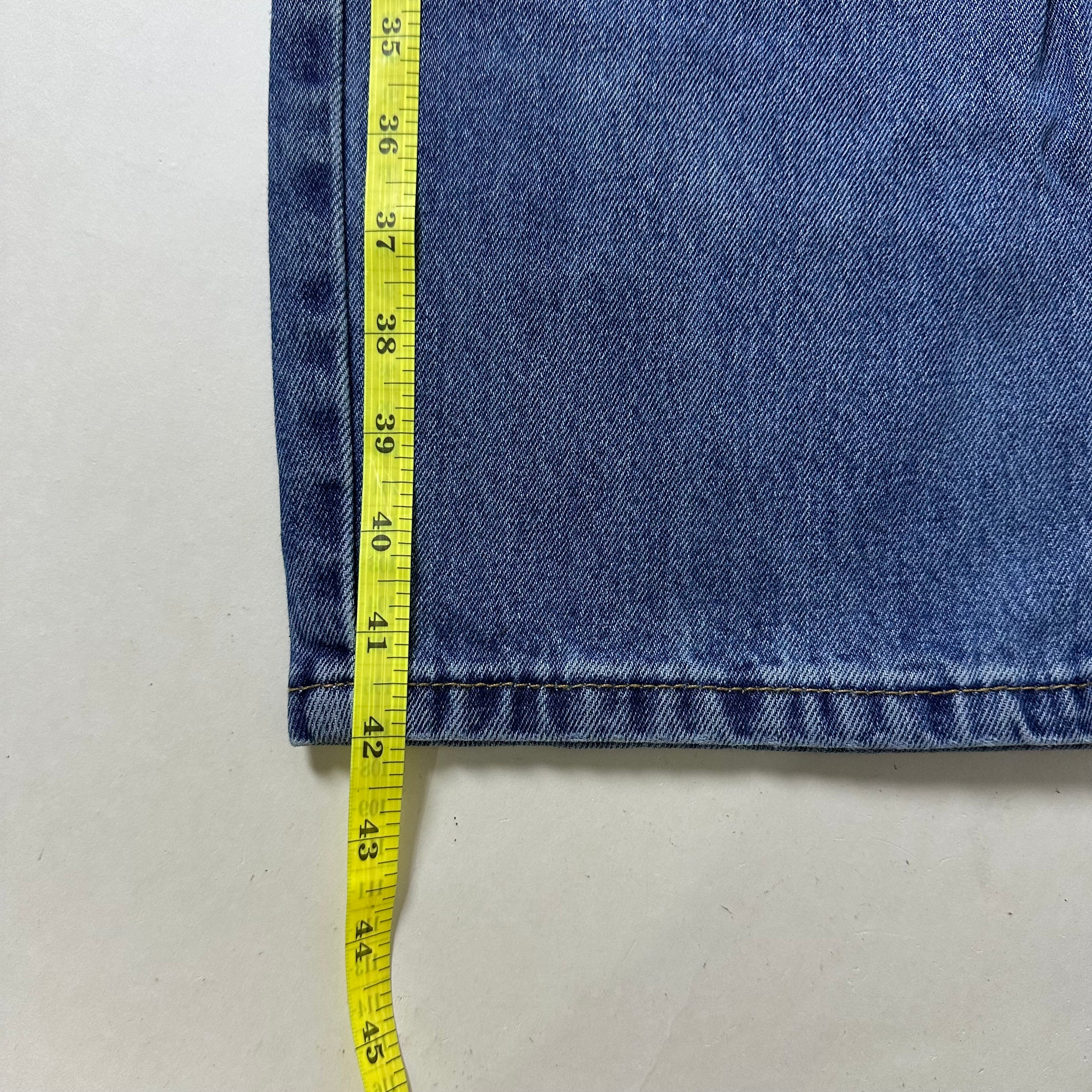 Levi’s 550 Relaxed Fit Jeans in Stonewash (Size 35-36)