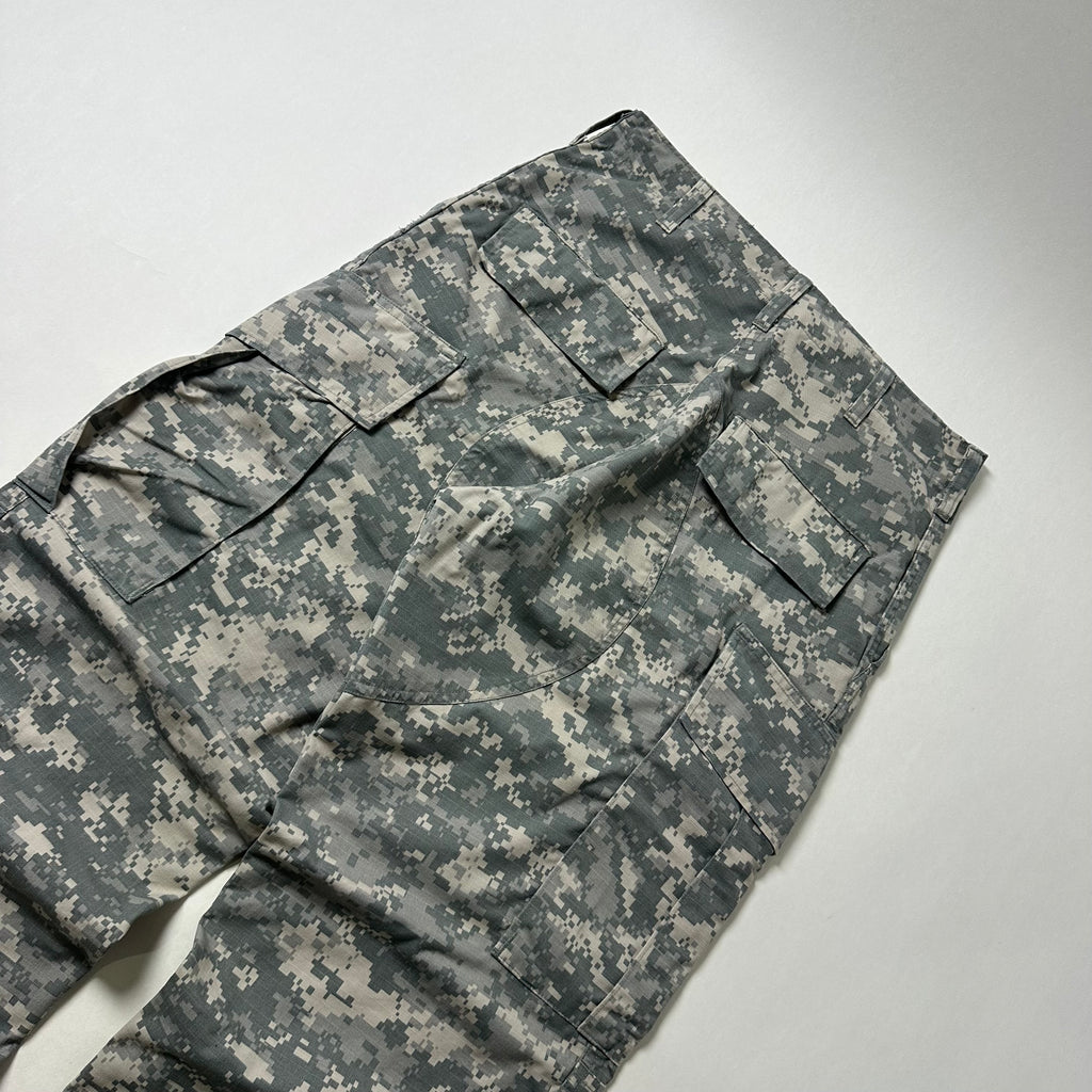 U.S. Army Universal Camouflage Cargo Pants (Size 27-31)