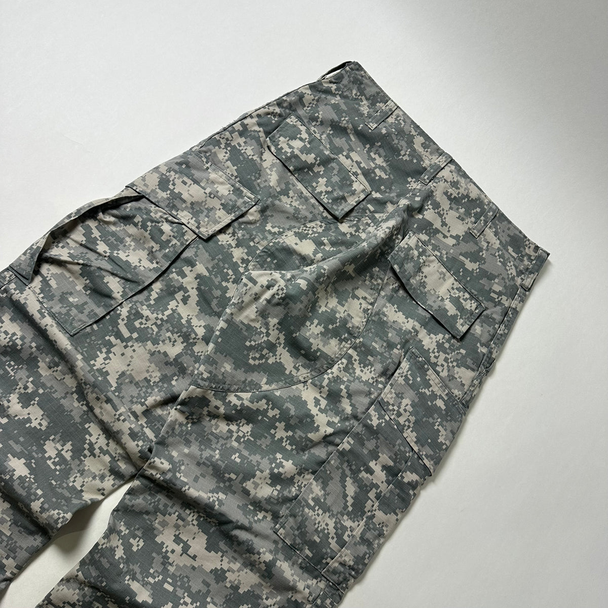 U.S. Army Universal Camouflage Cargo Pants (Size 27-31)