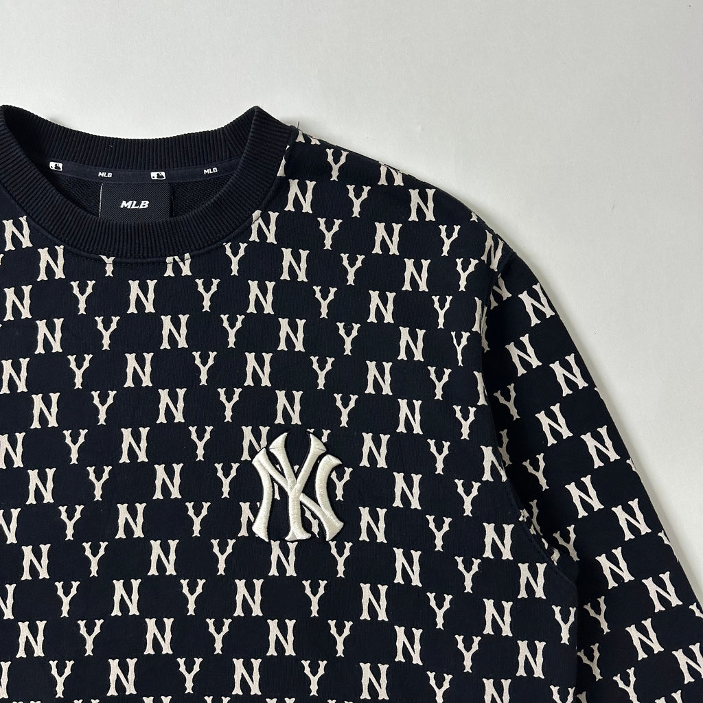 MLB NY Yankees Monogram Crewneck Sweatshirt in Black Small on tag (Best Fit Medium)