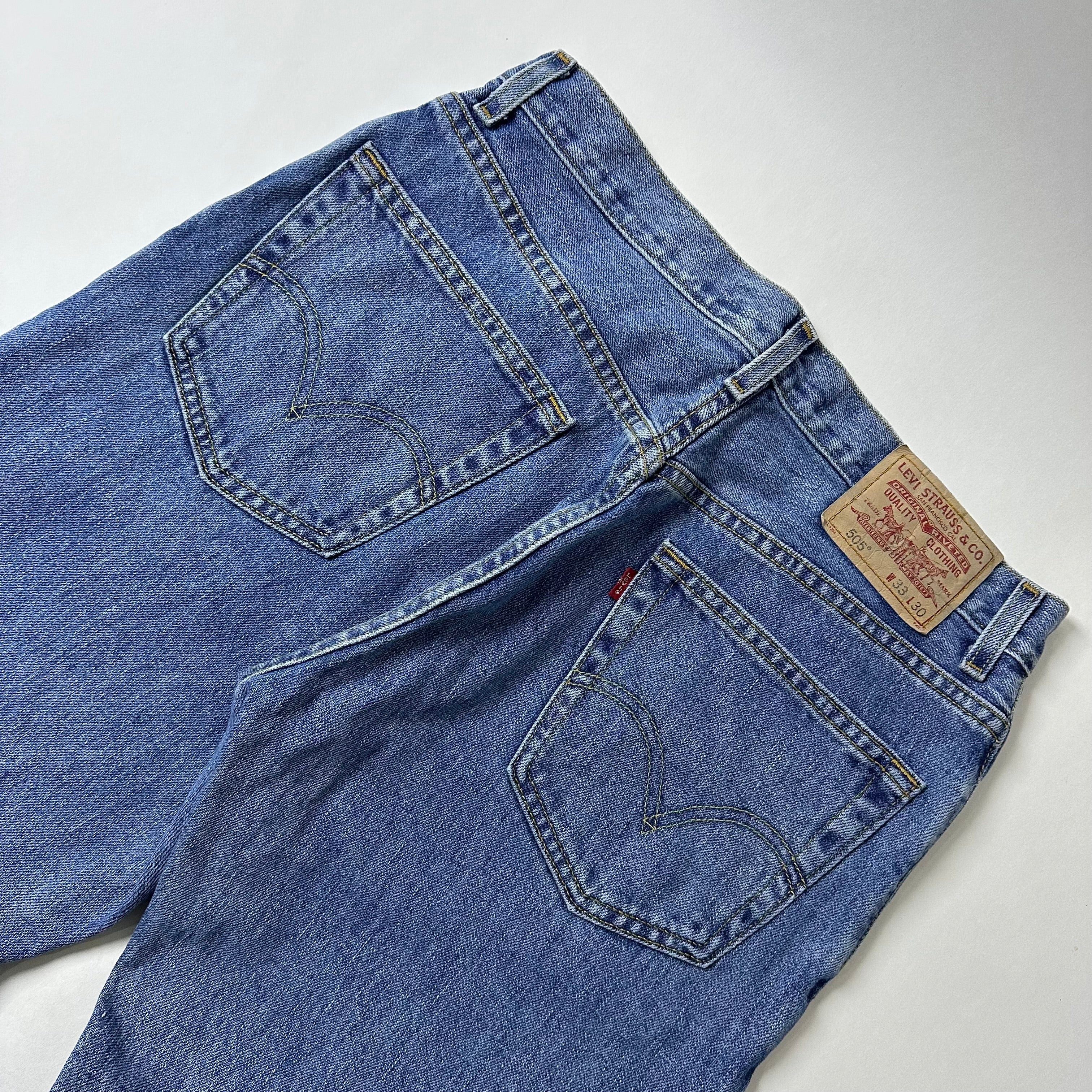 Vintage 2006 Levi’s 505 Regular Straight Fit in Medium Stonewash (Size 33)