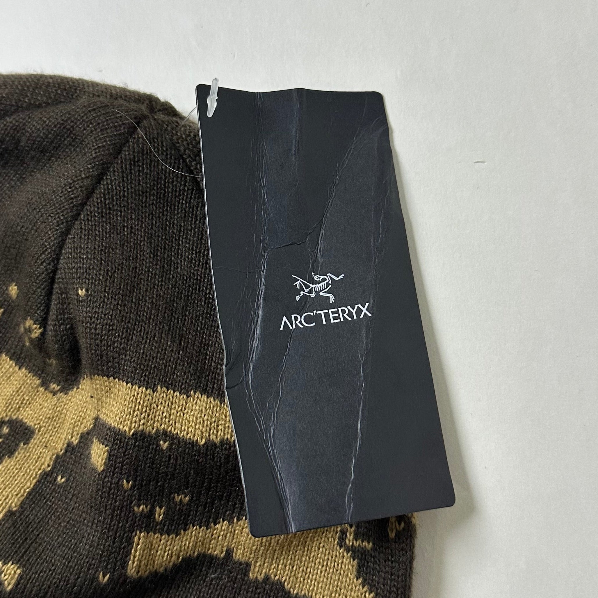 Arc’teryx Grotto Toque Beanie in Carob/Canvas (One Size)
