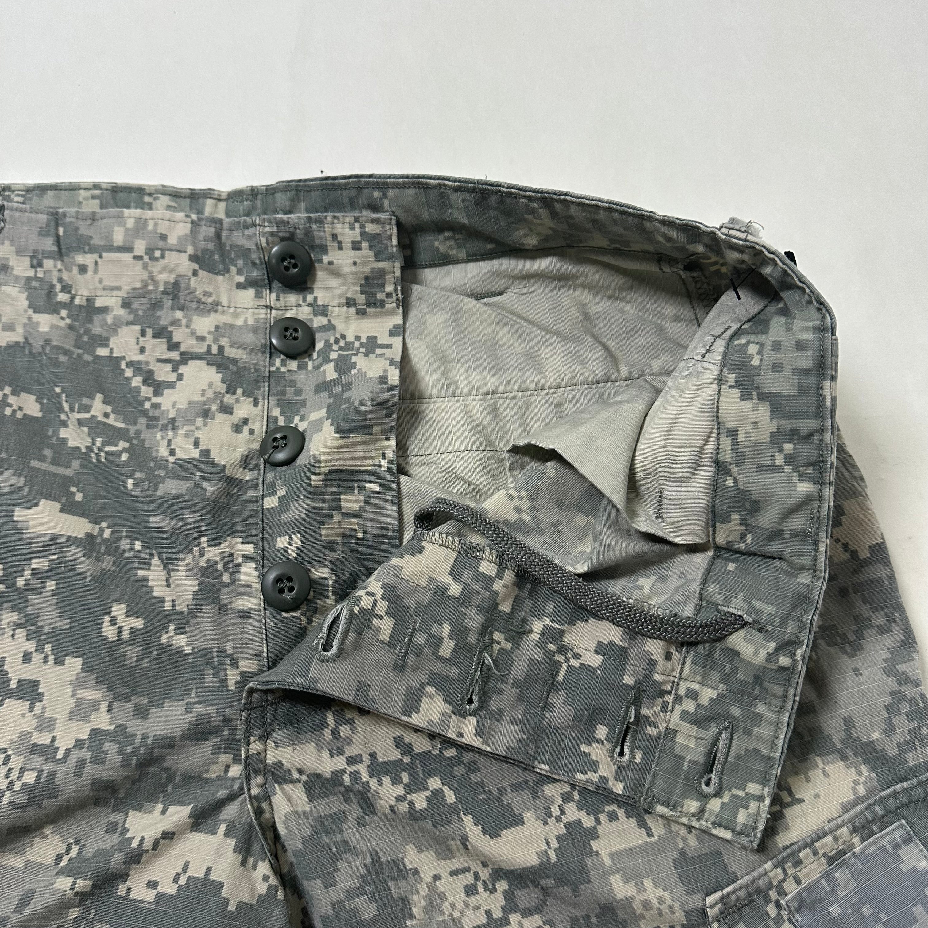 U.S. Army Combat Uniform Pants (ACU) in Universal Camouflage Pattern Size M (31-35)
