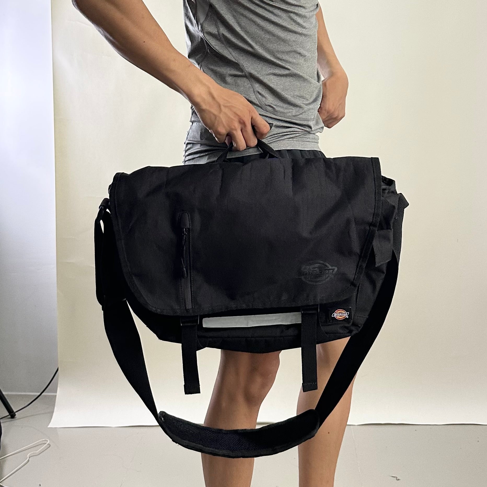 Dickies Messenger Bag in Black