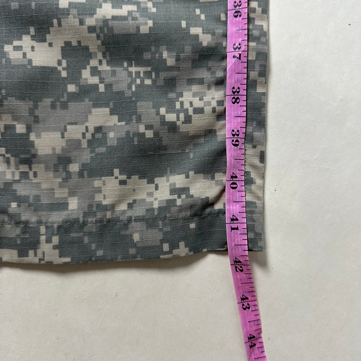 U.S. Army Universal Camouflage Cargo Pants (Size 27-31)