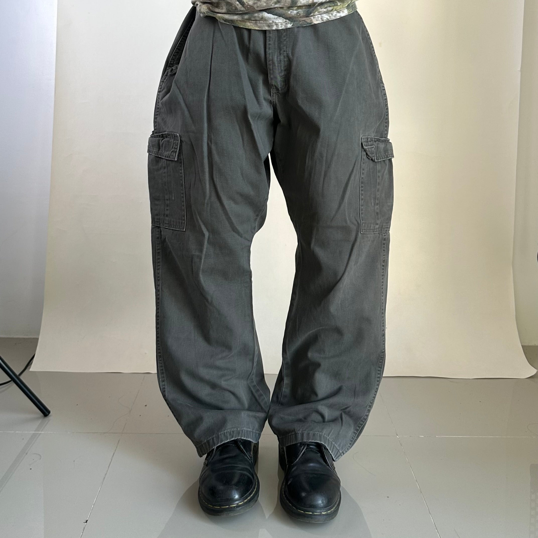 Wrangler Cargo Pants in Dark Gray (Size 38)