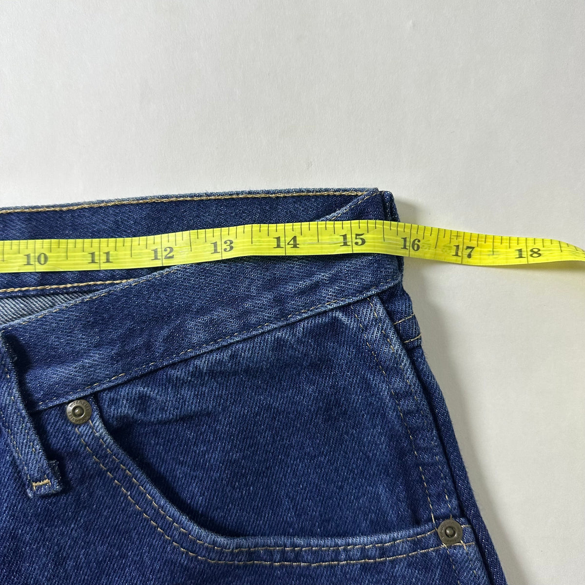 Wrangler Rugged Wear Classic Fit Jeans in Prewashed Denim (Size 31)