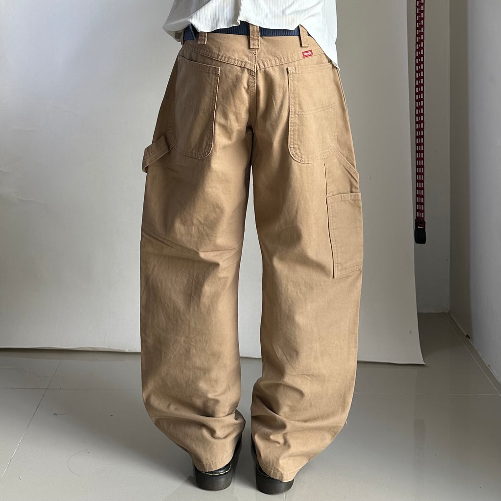 Wrangler Relaxed Fit Carpenter Pants in Solid Brown (Size 34)