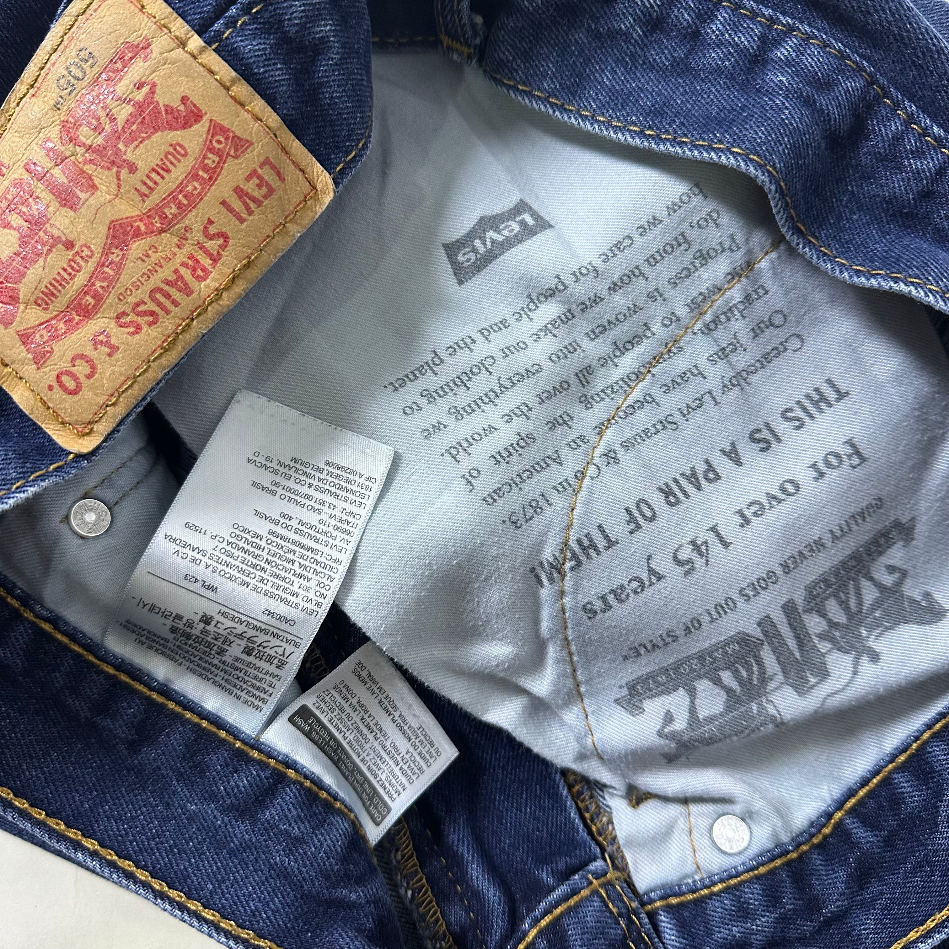 Levi’s 505 Regular Straight Fit in Dark Stonewash Blue Denim (Size 32)