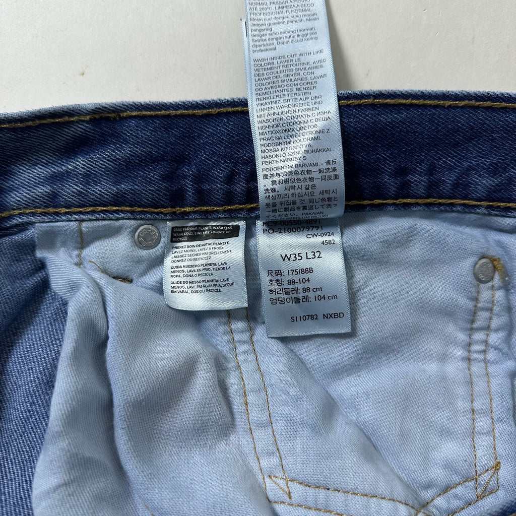 Levi’s 550 Relaxed Fit Jeans in Stonewash (Size 35-36)
