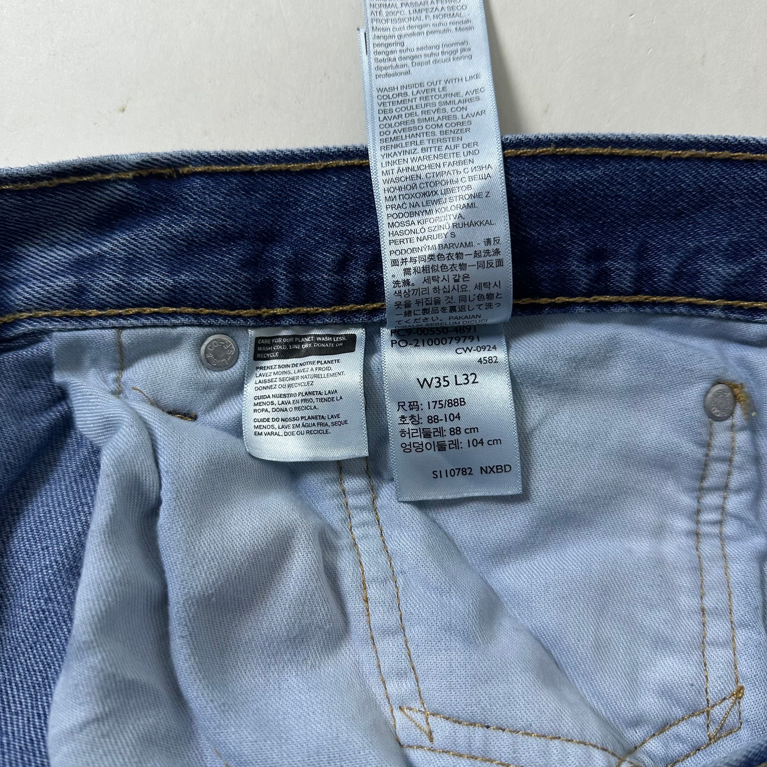 Levi’s 550 Relaxed Fit Jeans in Stonewash (Size 35-36)