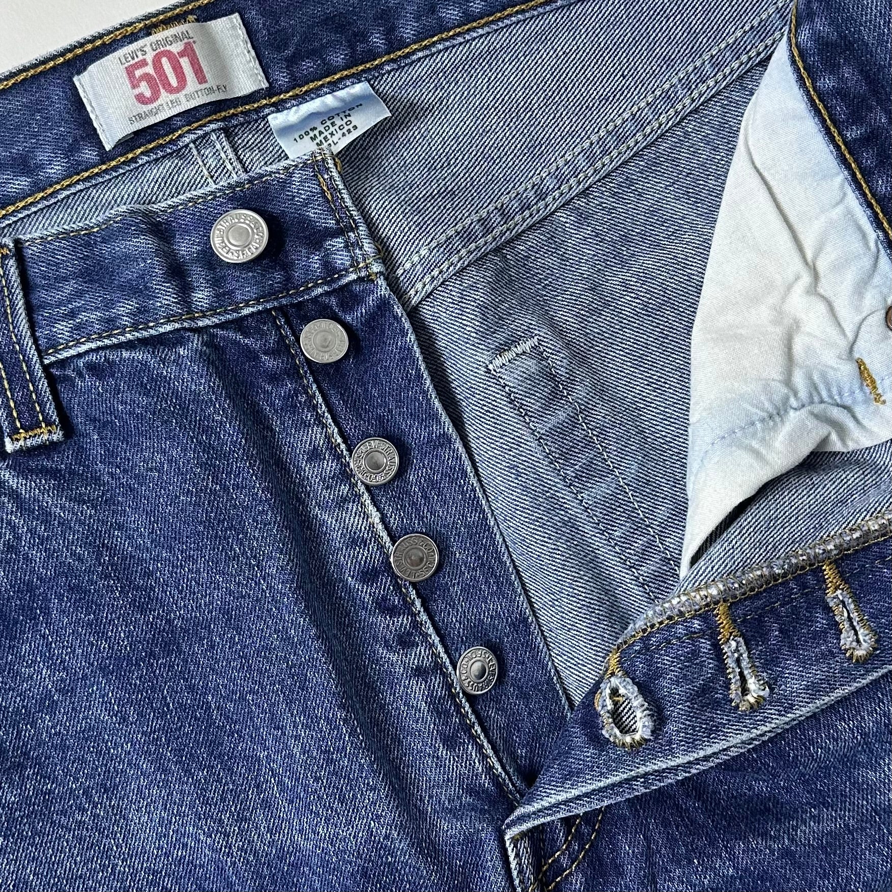 Levi’s 501 Original Fit Jeans Button Fly in Rinse Dark Wash (Size 34)