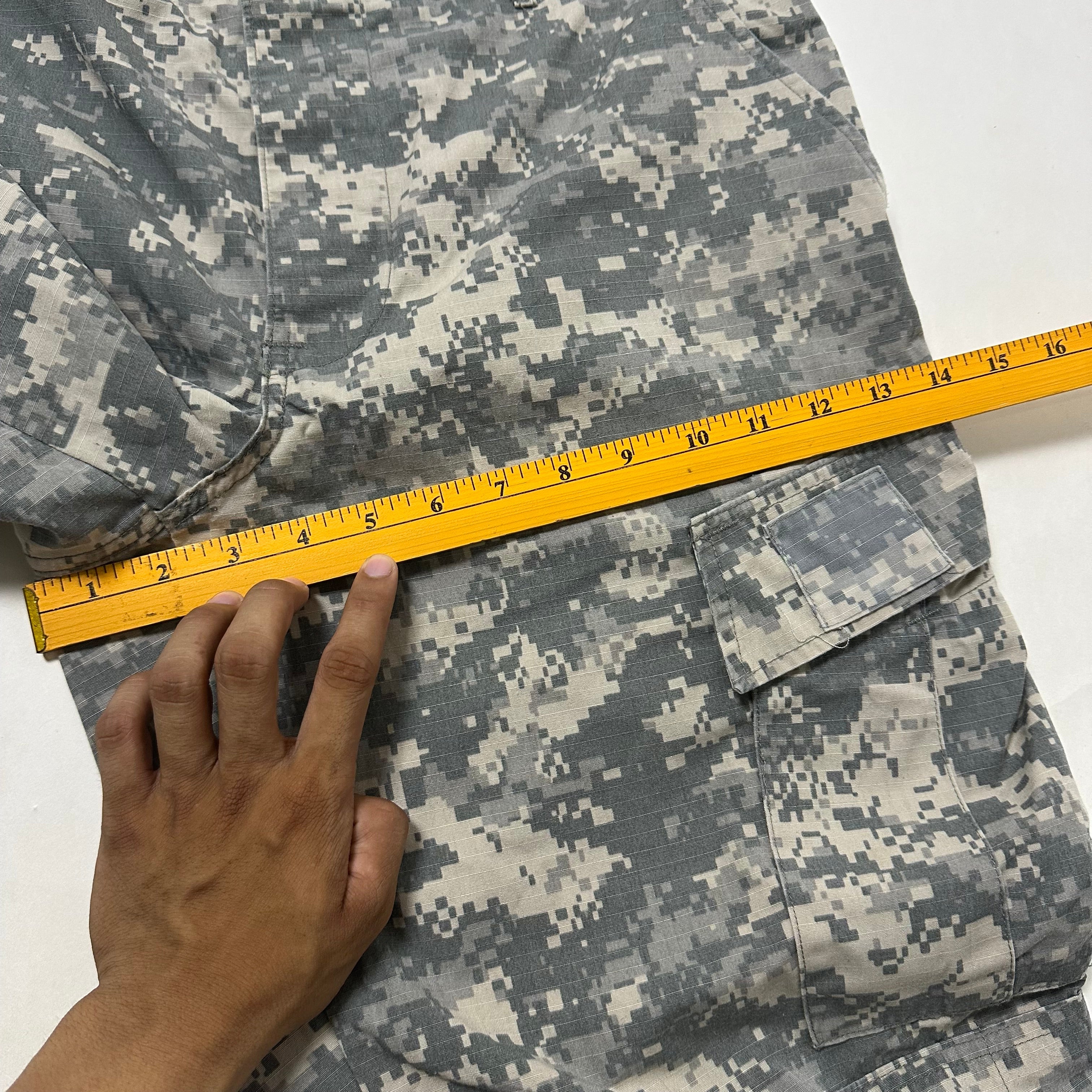 U.S. Army Combat Uniform Pants (ACU) in Universal Camouflage Pattern Size M (31-35)