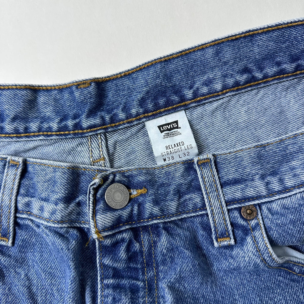 Vintage 2001 Levi’s 901 Relaxed Straight Leg Jeans in Medium Stonewash (Size 38)