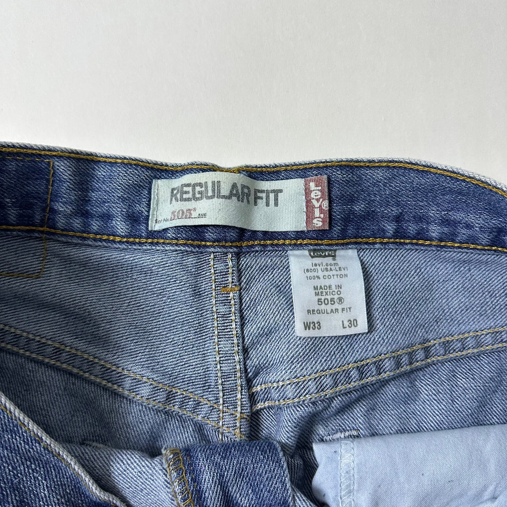 Vintage 2006 Levi’s 505 Regular Straight Fit in Medium Stonewash (Size 33)